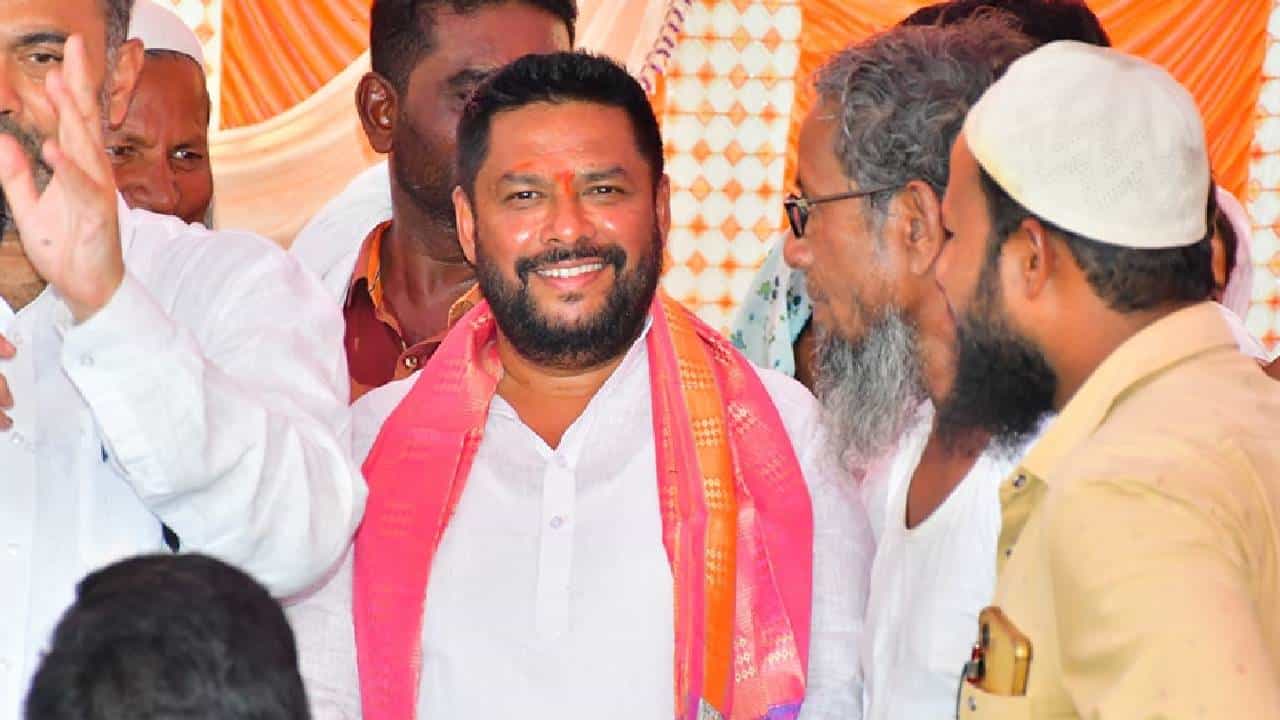 B Nagendra: ಸಿದ್ದರಾಮಯ್ಯ ಸರ್ಕಾರದ ಮೊದಲ ವಿಕೆಟ್ ಪತನ: ನಾಗೇಂದ್ರ ರಾಜಿನಾಮೆಗೆ ಸಿಎಂ ಸೂಚನೆ B Nagendra: ಸಿದ್ದರಾಮಯ್ಯ ಸರ್ಕಾರದ ಮೊದಲ ವಿಕೆಟ್ ಪತನ: ನಾಗೇಂದ್ರ ರಾಜಿನಾಮೆಗೆ ಸಿಎಂ ಸೂಚನೆ