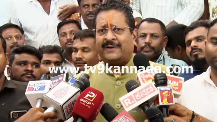 ಪ್ರಜ್ವಲ್ ಪ್ರಕರಣ: ಒಂದು ಹೆಸರು ಎಚ್ಡಿಕೆ ಹೇಳವ್ರೆ, ಇನ್ನೊಂದು ನಾನ್ ಹೇಳ್ತೀನಿ ಎಂದ ಯತ್ನಾಳ್ ಪ್ರಜ್ವಲ್ ಪ್ರಕರಣ: ಒಂದು ಹೆಸರು ಎಚ್ಡಿಕೆ ಹೇಳವ್ರೆ, ಇನ್ನೊಂದು ನಾನ್ ಹೇಳ್ತೀನಿ ಎಂದ ಯತ್ನಾಳ್