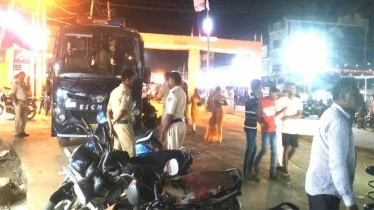 ಬೆಳಗಾವಿ: ವಿಕೋಪಕ್ಕೆ ಹೋದ ಕ್ರಿಕೆಟ್ ಜಗಳ, ಹಿಂದೂ ಮನೆಗಳ ಮೇಲೆ ಕಲ್ಲು ತೂರಿ ತಲ್ವಾರ್ ಪ್ರದರ್ಶನ ಬೆಳಗಾವಿ: ವಿಕೋಪಕ್ಕೆ ಹೋದ ಕ್ರಿಕೆಟ್ ಜಗಳ, ಹಿಂದೂ ಮನೆಗಳ ಮೇಲೆ ಕಲ್ಲು ತೂರಿ ತಲ್ವಾರ್ ಪ್ರದರ್ಶನ