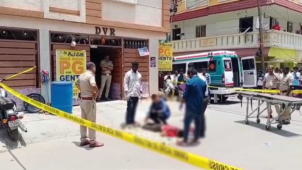 ಬೆಂಗಳೂರಿನಲ್ಲಿ ಕೆಲಸ ಸಿಗದಿದ್ದಕ್ಕೆ ಪಿ.ಜಿ ಮೇಲಿಂದ ಬಿದ್ದು ಯುವಕ ಆತ್ಮಹತ್ಯೆ ಬೆಂಗಳೂರಿನಲ್ಲಿ ಕೆಲಸ ಸಿಗದಿದ್ದಕ್ಕೆ ಪಿ.ಜಿ ಮೇಲಿಂದ ಬಿದ್ದು ಯುವಕ ಆತ್ಮಹತ್ಯೆ
