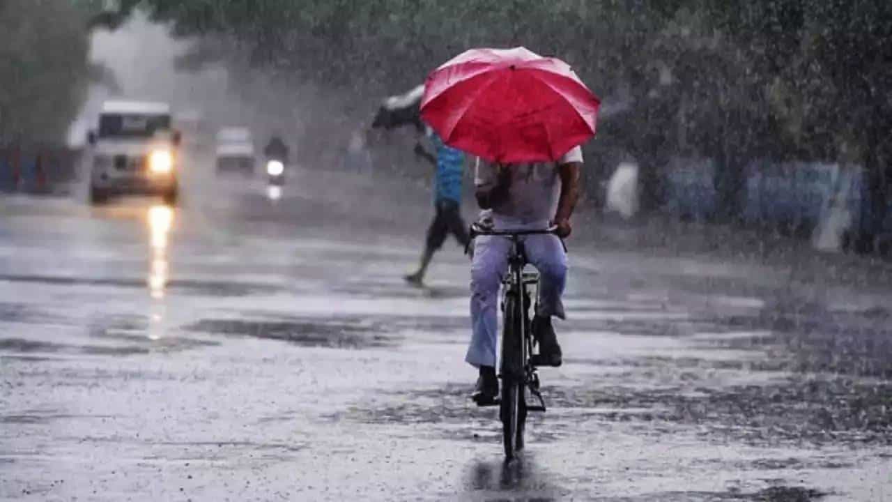 Bengaluru Rain: ಬೆಂಗಳೂರಿನ ಹಲವೆಡೆ ಮಳೆ ಆರಂಭ; ಸಂಚಾರ ವ್ಯತ್ಯಯ Bengaluru Rain: ಬೆಂಗಳೂರಿನ ಹಲವೆಡೆ ಮಳೆ ಆರಂಭ; ಸಂಚಾರ ವ್ಯತ್ಯಯ