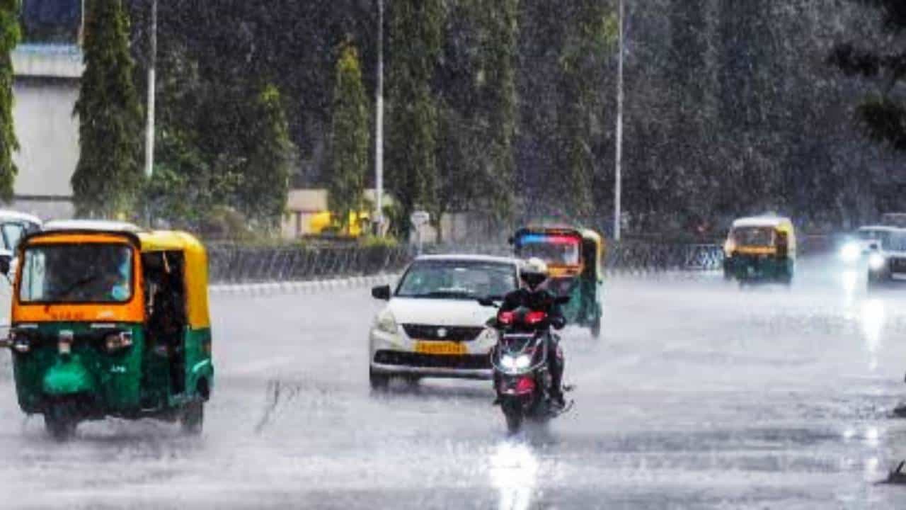 Bengaluru Rain: ಬೆಂಗಳೂರಿನಲ್ಲಿ ಮುಂದುವರೆದ ಮಳೆ ಅಬ್ಬರ; ಕೆರೆಯಂತಾದ ರಸ್ತೆಗಳು