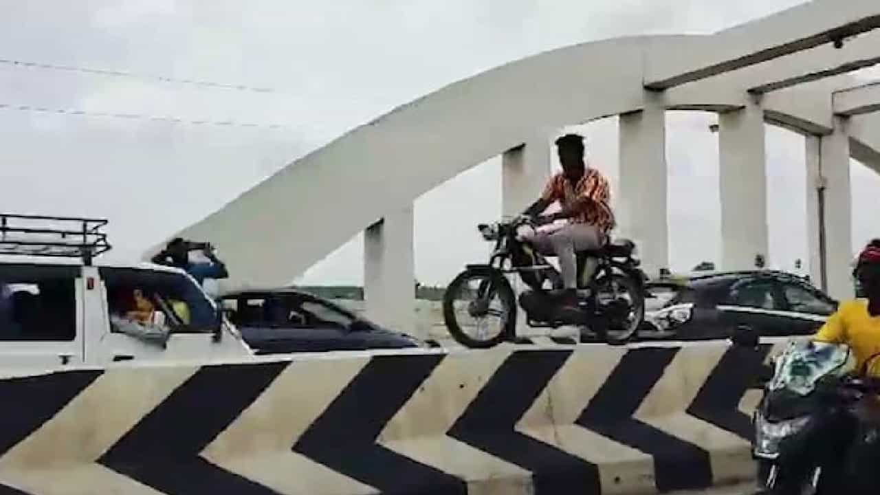 Viral Video: ಟ್ರಾಫಿಕ್ನಲ್ಲೇ ರಸ್ತೆಯ ಡಿವೈಡರ್ ಮೇಲೆ ಬೈಕ್ ಓಡಿಸಿದ ಯುವಕ; ಭಯಾನಕ ವಿಡಿಯೋ ವೈರಲ್ Viral Video: ಟ್ರಾಫಿಕ್ನಲ್ಲೇ ರಸ್ತೆಯ ಡಿವೈಡರ್ ಮೇಲೆ ಬೈಕ್ ಓಡಿಸಿದ ಯುವಕ; ಭಯಾನಕ ವಿಡಿಯೋ ವೈರಲ್
