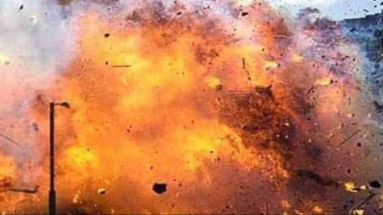 Bomb Blast: ಹೂಗ್ಲಿಯಲ್ಲಿ ಬಾಂಬ್​ ಸ್ಫೋಟ, ಓರ್ವ ಸಾವು, ಇಬ್ಬರಿಗೆ ಗಾಯ