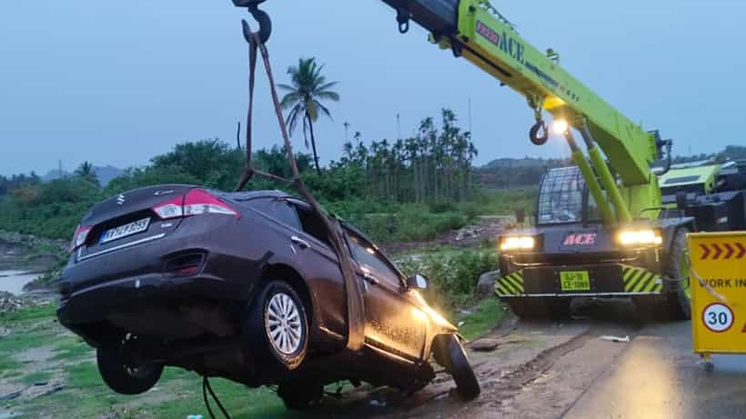 ರಾಷ್ಟ್ರೀಯ ಹೆದ್ದಾರಿ ಪ್ರಾಧಿಕಾರದ ನಿರ್ಲಕ್ಷ್ಯ; ಡಿವೈಡರ್ಗೆ ಕಾರು ಡಿಕ್ಕಿಯಾಗಿ ಇಬ್ಬರು ಸ್ಥಳದಲ್ಲೇ ಸಾವು