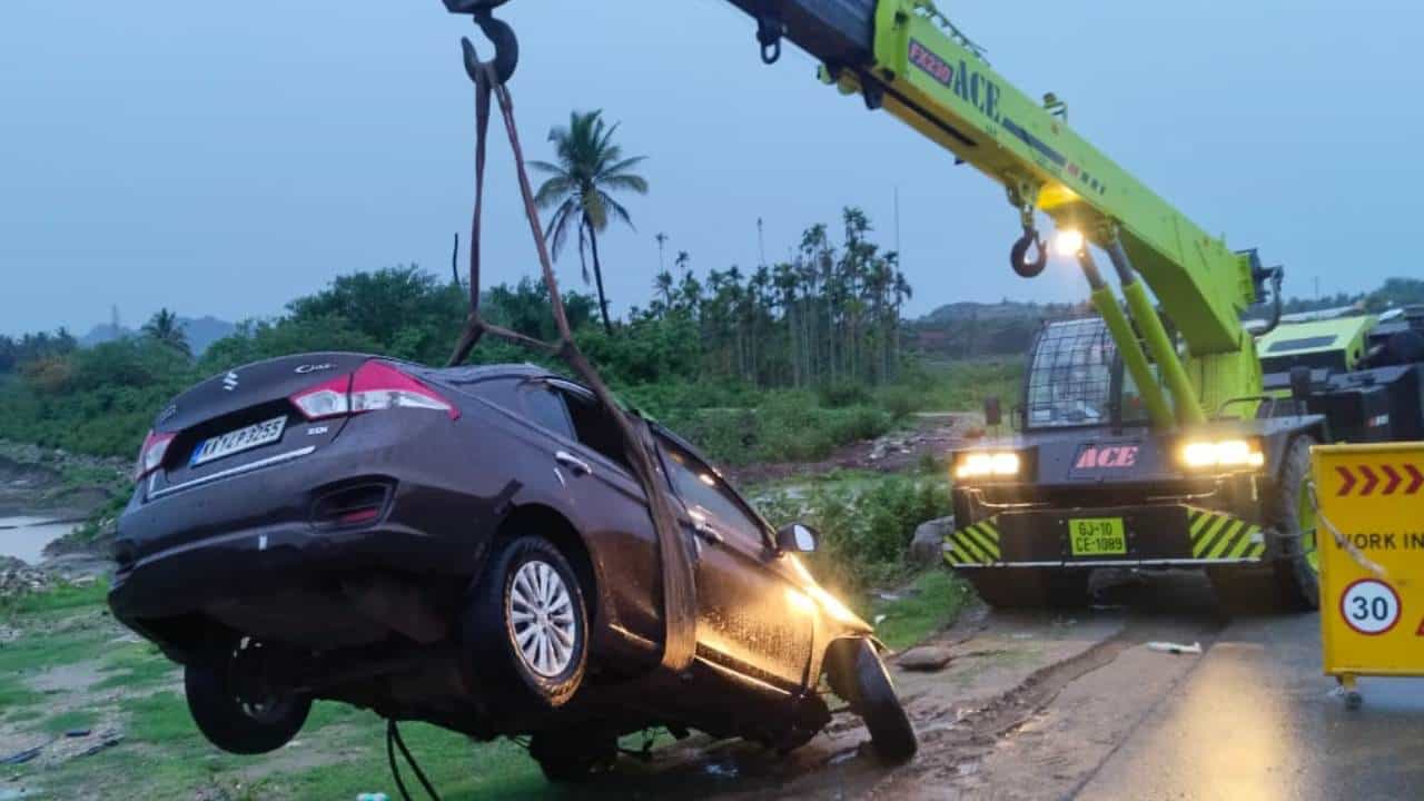 ರಾಷ್ಟ್ರೀಯ ಹೆದ್ದಾರಿ ಪ್ರಾಧಿಕಾರದ ನಿರ್ಲಕ್ಷ್ಯ; ಡಿವೈಡರ್​ಗೆ ಕಾರು ಡಿಕ್ಕಿಯಾಗಿ ಇಬ್ಬರು ಸ್ಥಳದಲ್ಲೇ ಸಾವು