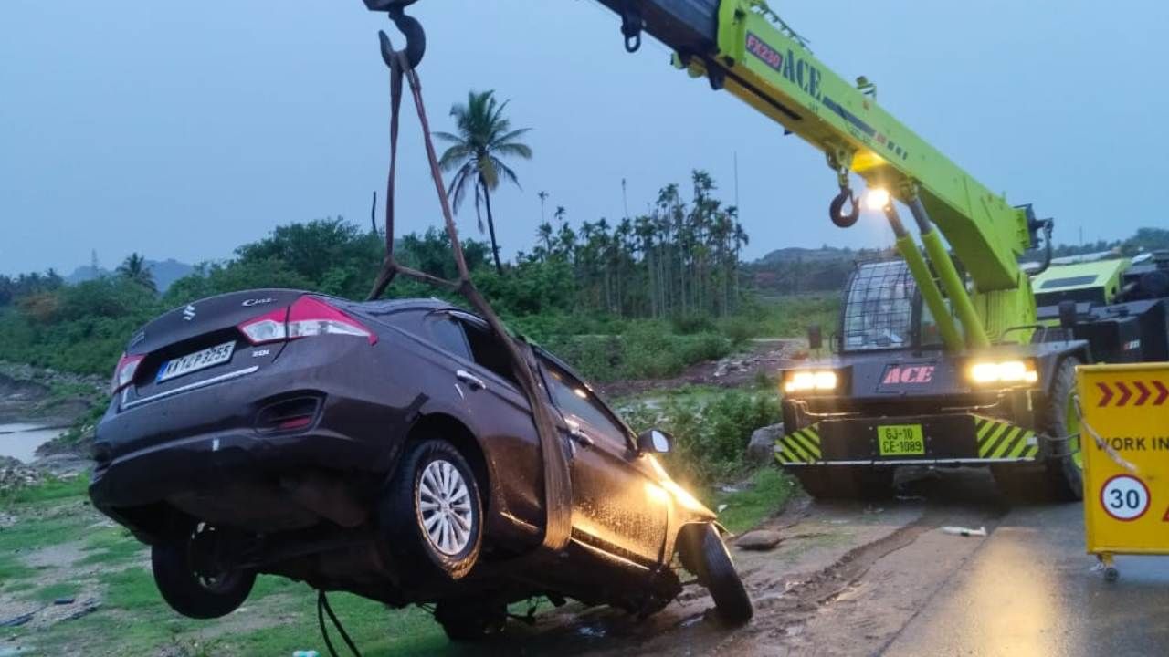ರಾಷ್ಟ್ರೀಯ ಹೆದ್ದಾರಿ ಪ್ರಾಧಿಕಾರದ ನಿರ್ಲಕ್ಷ್ಯ; ಡಿವೈಡರ್ಗೆ ಕಾರು ಡಿಕ್ಕಿಯಾಗಿ ಇಬ್ಬರು ಸ್ಥಳದಲ್ಲೇ ಸಾವು