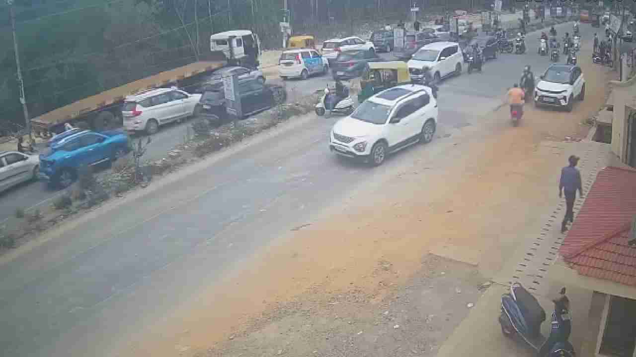 ಓವರ್ ಟೇಕ್ ಮಾಡಲು ಬಿಡಲಿಲ್ಲವೆಂದು ಹೆಲ್ಮೆಟ್ನಿಂದ ಕಾರಿನ ಮೇಲೆ ಹಲ್ಲೆ; ಮೂರು ವರ್ಷದ ಮಗುವಿಗೆ ಗಾಯ