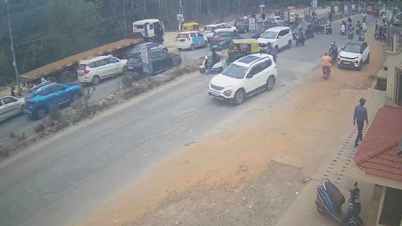 ಓವರ್ ಟೇಕ್ ಮಾಡಲು ಬಿಡಲಿಲ್ಲವೆಂದು ಹೆಲ್ಮೆಟ್ನಿಂದ ಕಾರಿನ ಮೇಲೆ ಹಲ್ಲೆ; ಮೂರು ವರ್ಷದ ಮಗುವಿಗೆ ಗಾಯ ಓವರ್ ಟೇಕ್ ಮಾಡಲು ಬಿಡಲಿಲ್ಲವೆಂದು ಹೆಲ್ಮೆಟ್ನಿಂದ ಕಾರಿನ ಮೇಲೆ ಹಲ್ಲೆ; ಮೂರು ವರ್ಷದ ಮಗುವಿಗೆ ಗಾಯ