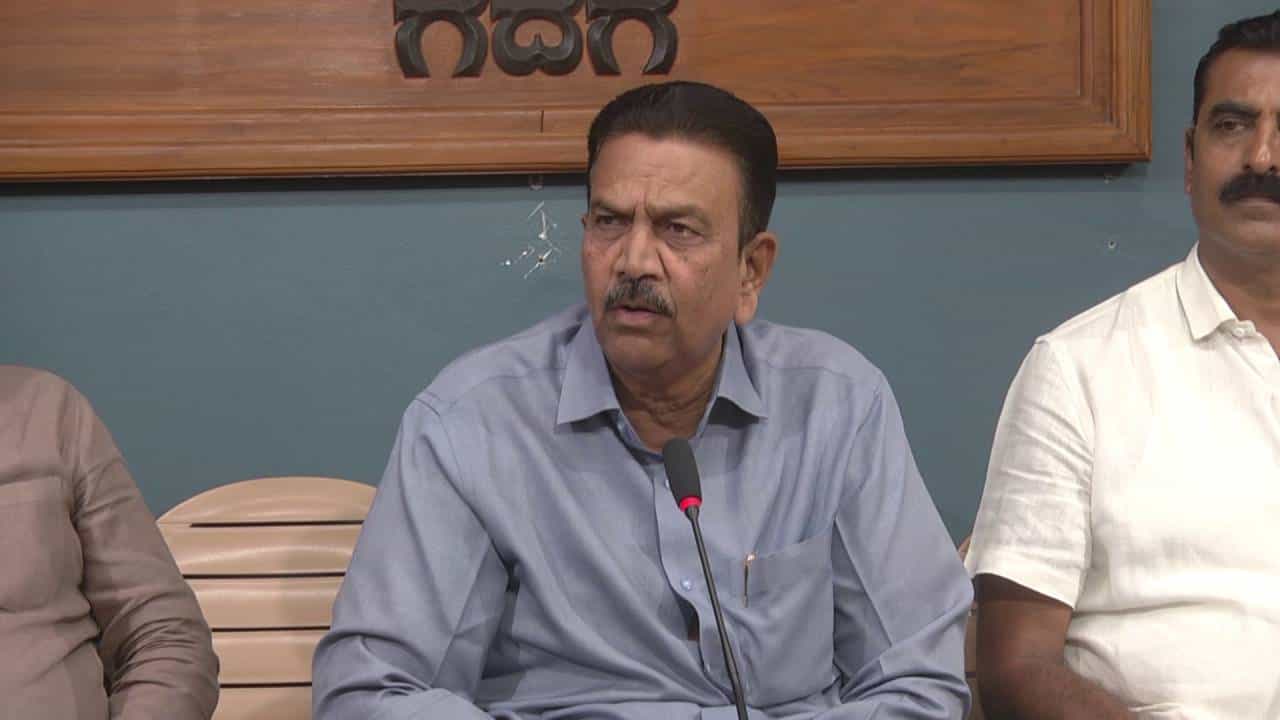 ಕರ್ನಾಟಕದಲ್ಲಿ ಮಧ್ಯಂತರ ವಿಧಾನಸಭೆ ಚುನಾವಣೆ: ಬಿಜೆಪಿ ನಾಯಕ ಸ್ಫೋಟಕ ಭವಿಷ್ಯ ಕರ್ನಾಟಕದಲ್ಲಿ ಮಧ್ಯಂತರ ವಿಧಾನಸಭೆ ಚುನಾವಣೆ: ಬಿಜೆಪಿ ನಾಯಕ ಸ್ಫೋಟಕ ಭವಿಷ್ಯ