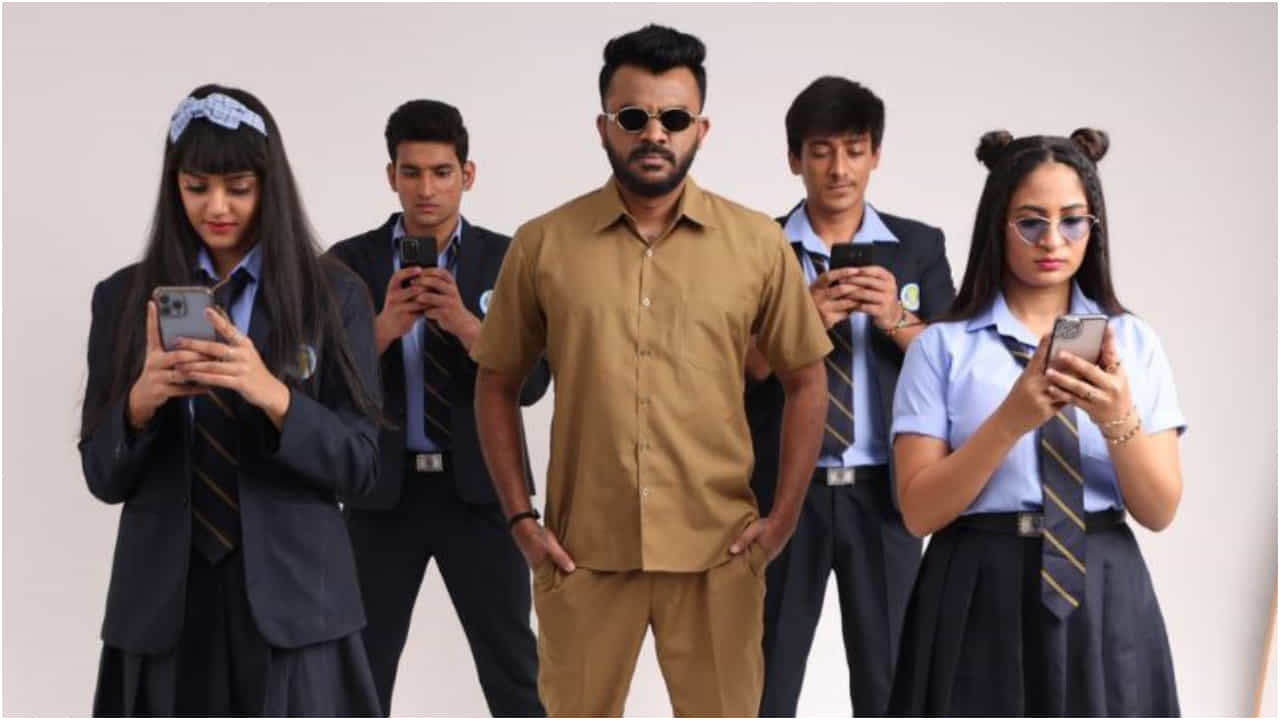 ಚಂದನ್ ಶೆಟ್ಟಿ ನಟನೆಯ ‘ವಿದ್ಯಾರ್ಥಿ ವಿದ್ಯಾರ್ಥಿನಿಯರೇ’ ಸಿನಿಮಾದ ಟ್ರೇಲರ್ ಹೇಗಿದೆ ನೋಡಿ.. ಚಂದನ್ ಶೆಟ್ಟಿ ನಟನೆಯ ‘ವಿದ್ಯಾರ್ಥಿ ವಿದ್ಯಾರ್ಥಿನಿಯರೇ’ ಸಿನಿಮಾದ ಟ್ರೇಲರ್ ಹೇಗಿದೆ ನೋಡಿ..