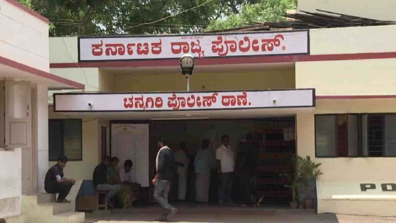 ಚನ್ನಗಿರಿ ಲಾಕಪ್ ಡೆತ್ ಪ್ರಕರಣ: ಡಿವೈಎಸ್ಪಿ ಸೇರಿ ಮೂವರು ಪೊಲೀಸ್ ಅಧಿಕಾರಿಗಳ ಸಸ್ಪೆಂಡ್ ಚನ್ನಗಿರಿ ಲಾಕಪ್ ಡೆತ್ ಪ್ರಕರಣ: ಡಿವೈಎಸ್ಪಿ ಸೇರಿ ಮೂವರು ಪೊಲೀಸ್ ಅಧಿಕಾರಿಗಳ ಸಸ್ಪೆಂಡ್