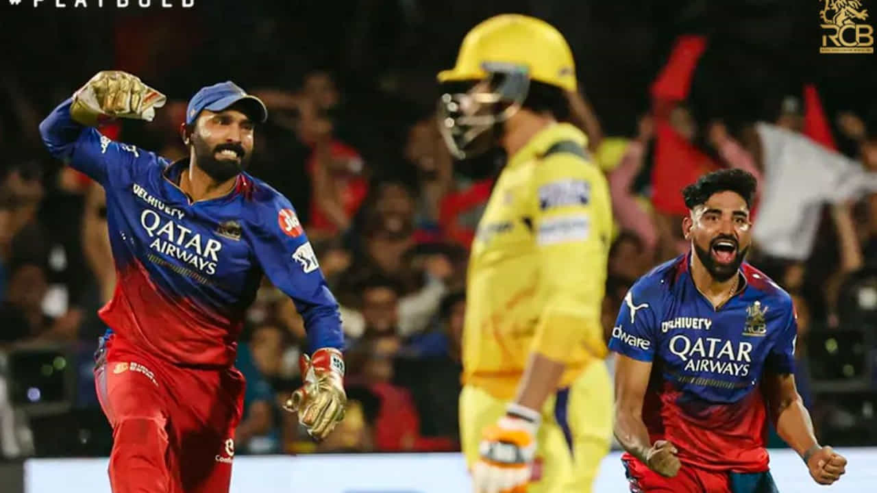 ಚಿನ್ನಸ್ವಾಮಿ ಮೈದಾನದಲ್ಲಿ ಐದು ಬಾರಿಯ ಚಾಂಪಿಯನ್ ಚೆನ್ನೈ ಸೂಪರ್ ಕಿಂಗ್ಸ್ ತಂಡವನ್ನು ಮಣಿಸಿದ ರಾಯಲ್ ಚಾಲೆಂಜರ್ಸ್ ಬೆಂಗಳೂರು ತಂಡ ನಾಲ್ಕನೇ ತಂಡವಾಗಿ ಪ್ಲೇಆಫ್ಗೆ ಎಂಟ್ರಿಕೊಟ್ಟಿದೆ. ಇತ್ತ ಕೊನೆಯವರೆಗೂ ಗೆಲುವಿನ ಫೇವರೇಟ್ ಎನಿಸಿಕೊಂಡಿದೆ ಸಿಎಸ್ಕೆ ತಂಡ ದಾಖಲೆಯ 6ನೇ ಬಾರಿಗೆ ಟ್ರೋಫಿ ಎತ್ತಿಹಿಡಿಯುವ ಅವಕಾಶವನ್ನು ಕೈಚೆಲ್ಲಿದೆ.