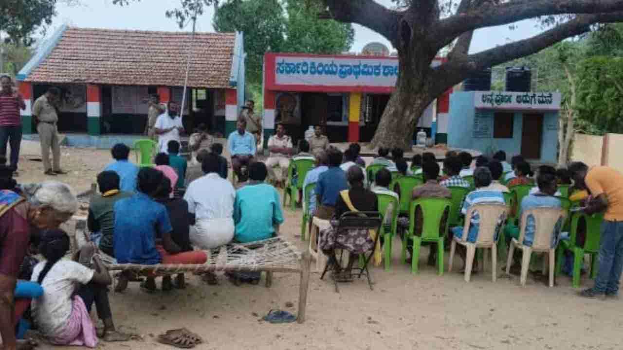ಇಂಡಿಗನತ್ತ ಇವಿಎಂ ಧ್ವಂಸ: ಬಂಧನ ಭೀತಿಯಿಂದ ಕಾಡು ಸೇರಿದ್ದ ಗ್ರಾಮಸ್ಥರನ್ನು ನಾಡಿಗೆ ಕರೆತಂದ ಜಿಲ್ಲಾಡಳಿತ ಇಂಡಿಗನತ್ತ ಇವಿಎಂ ಧ್ವಂಸ: ಬಂಧನ ಭೀತಿಯಿಂದ ಕಾಡು ಸೇರಿದ್ದ ಗ್ರಾಮಸ್ಥರನ್ನು ನಾಡಿಗೆ ಕರೆತಂದ ಜಿಲ್ಲಾಡಳಿತ