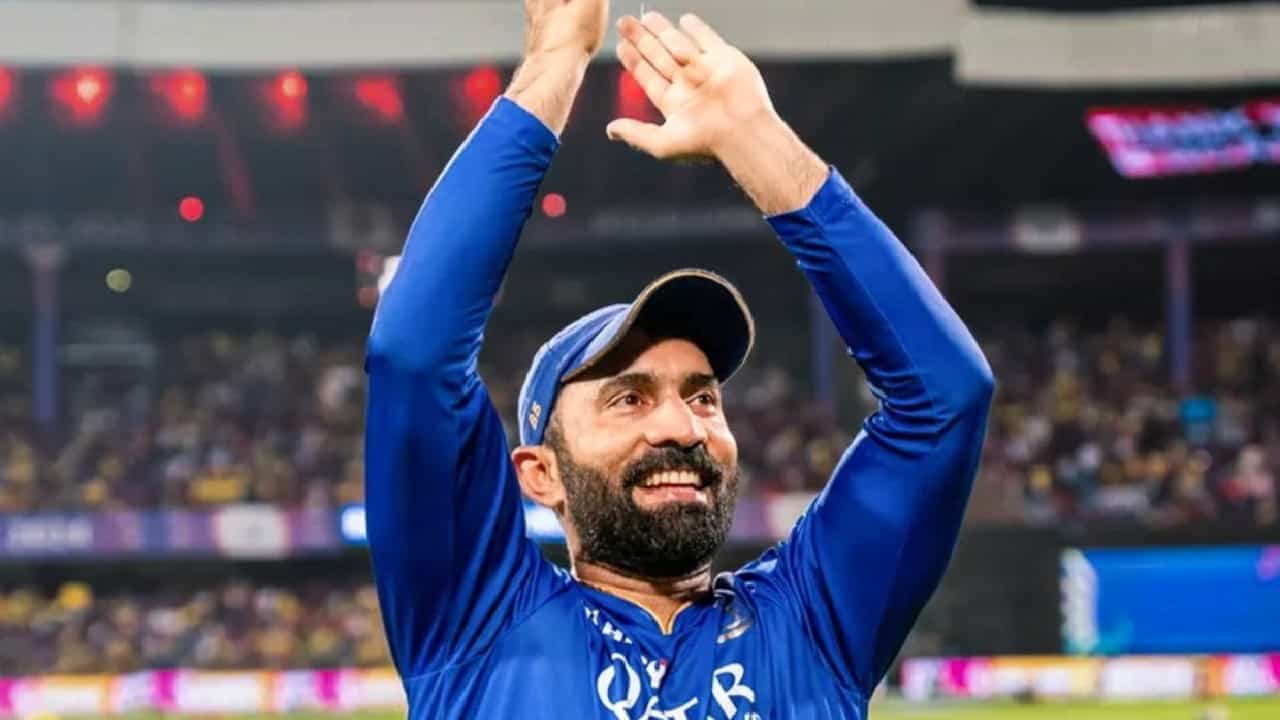 IPL 2024: ಅಹದಾಬಾದ್ನಲ್ಲಿ ನಡೆದ ಐಪಿಎಲ್ 2024ರ ಎಲಿಮಿನೇಟರ್ ಪಂದ್ಯದಲ್ಲಿ ರಾಜಸ್ಥಾನ್ ರಾಯಲ್ಸ್ ವಿರುದ್ಧ ರಾಯಲ್ ಚಾಲೆಂಜರ್ಸ್ ಬೆಂಗಳೂರು ತಂಡ ಸೋಲನುಭವಿಸಿದೆ. ಈ ಸೋಲಿನ ಬೆನ್ನಲ್ಲೇ ಆರ್ಸಿಬಿ ತಂಡದ ವಿಕೆಟ್ ಕೀಪರ್ ದಿನೇಶ್ ಕಾರ್ತಿಕ್ (Dinesh Karthik) ಐಪಿಎಲ್ನಿಂದ ನಿವೃತ್ತಿ ಘೋಷಿಸಿದ್ದಾರೆ.