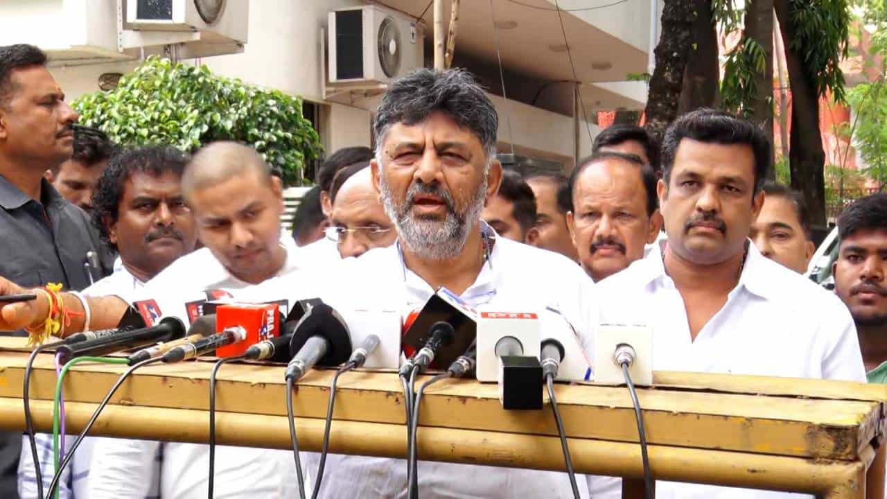 ಸಂತ್ರಸ್ತೆ ವಿಡಿಯೋ ಬಿಡುಗಡೆ ವಿಚಾರ: ನಾನು ಪ್ರೊಡ್ಯುಸರೂ ಅಲ್ಲ, ಡೈರೆಕ್ಟರೂ ಅಲ್ಲ, ಜಸ್ಟ್ ಎಕ್ಸಿಬಿಟರ್; ಡಿಕೆ ಶಿವಕುಮಾರ್ ಸಂತ್ರಸ್ತೆ ವಿಡಿಯೋ ಬಿಡುಗಡೆ ವಿಚಾರ: ನಾನು ಪ್ರೊಡ್ಯುಸರೂ ಅಲ್ಲ, ಡೈರೆಕ್ಟರೂ ಅಲ್ಲ, ಜಸ್ಟ್ ಎಕ್ಸಿಬಿಟರ್; ಡಿಕೆ ಶಿವಕುಮಾರ್