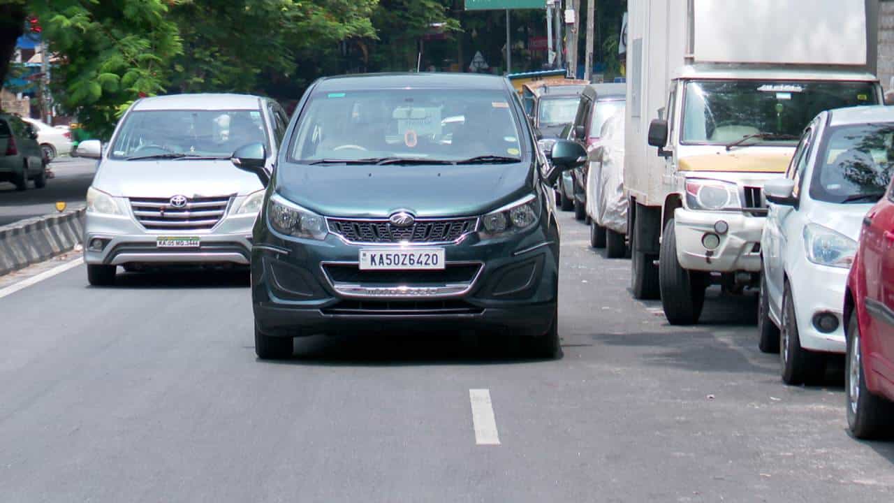 ಬೆಂಗಳೂರಲ್ಲಿ ಕಳೆದ ನಾಲ್ಕೈದು ದಿನಗಳಿಂದ ಈ ಕಾರನ್ನ ನೋಡಿ ಜನರು ಶಾಕ್ ಆಗಿದ್ದಾರೆ. ಈ ಕಾರಲ್ಲಿ ದೆವ್ವ ಭೂತ ಏನಾದರೂ ಇದ್ಯಾ? ಡ್ರೈವರ್ ಸೀಟ್ ನಲ್ಲಿ ಡ್ರೈವರ್ ಇಲ್ಲದೆ ಕಾರು ಓಡಾಡಲು ಸಾಧ್ಯ ನಾ? ಎಂದು ಪ್ರಶ್ನೆ ಮಾಡಿಕೊಳ್ಳುತ್ತಿದ್ದಾರೆ. ಈ ಕಾರು ಸೋಶಿಯಲ್ ಮೀಡಿಯಾದಲ್ಲಿ ಸಾಕಷ್ಟು ಸುದ್ದಿಯಲ್ಲಿದೆ.