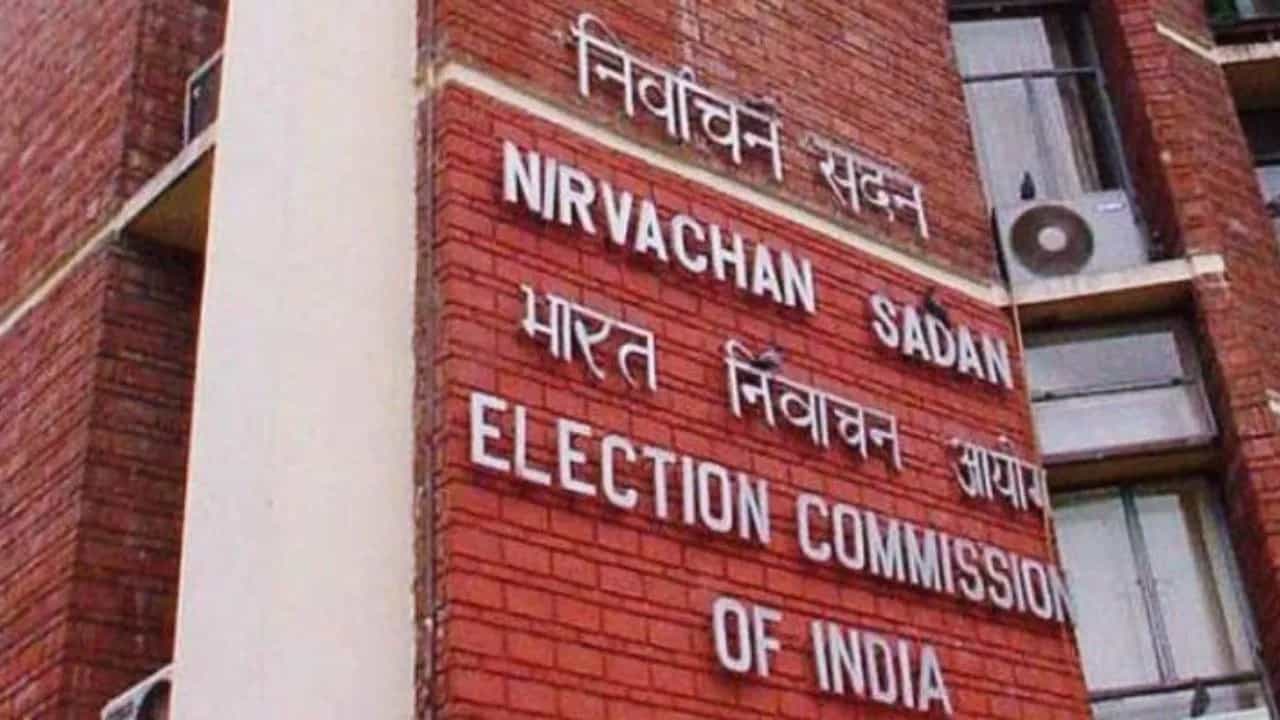 Lok Sabha Polls: ಮತದಾರರ ಸೇರ್ಪಡೆ ನಿಲ್ಲಿಸಿ; ಎಲ್ಲ ಪಕ್ಷಗಳಿಗೆ ಚುನಾವಣಾ ಆಯೋಗ ಸೂಚನೆ Lok Sabha Polls: ಮತದಾರರ ಸೇರ್ಪಡೆ ನಿಲ್ಲಿಸಿ; ಎಲ್ಲ ಪಕ್ಷಗಳಿಗೆ ಚುನಾವಣಾ ಆಯೋಗ ಸೂಚನೆ