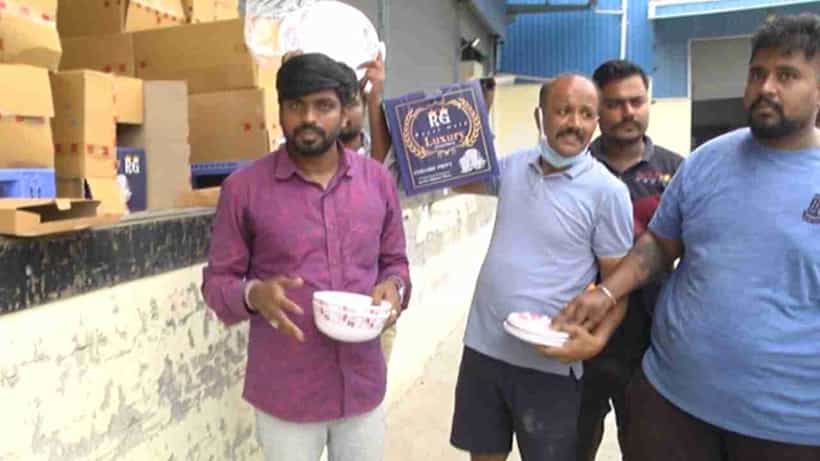 ಬೆಂಗಳೂರು ಪದವೀಧರ ಕ್ಷೇತ್ರದ ಮತದಾರರಿಗೆ ಹಂಚಲು ತಂದಿದ್ದ ಗಿಫ್ಟ್ ಬಾಕ್ಸ್ಗಳು ಪತ್ತೆ ಹಚ್ಚಿದ ಬಿಜೆಪಿ ಕಾರ್ಯಕರ್ತರು