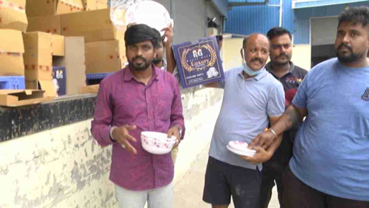 ಬೆಂಗಳೂರು ಪದವೀಧರ ಕ್ಷೇತ್ರದ ಮತದಾರರಿಗೆ ಹಂಚಲು ತಂದಿದ್ದ ಗಿಫ್ಟ್ ಬಾಕ್ಸ್ಗಳು ಪತ್ತೆ ಹಚ್ಚಿದ ಬಿಜೆಪಿ ಕಾರ್ಯಕರ್ತರು ಬೆಂಗಳೂರು ಪದವೀಧರ ಕ್ಷೇತ್ರದ ಮತದಾರರಿಗೆ ಹಂಚಲು ತಂದಿದ್ದ ಗಿಫ್ಟ್ ಬಾಕ್ಸ್ಗಳು ಪತ್ತೆ ಹಚ್ಚಿದ ಬಿಜೆಪಿ ಕಾರ್ಯಕರ್ತರು