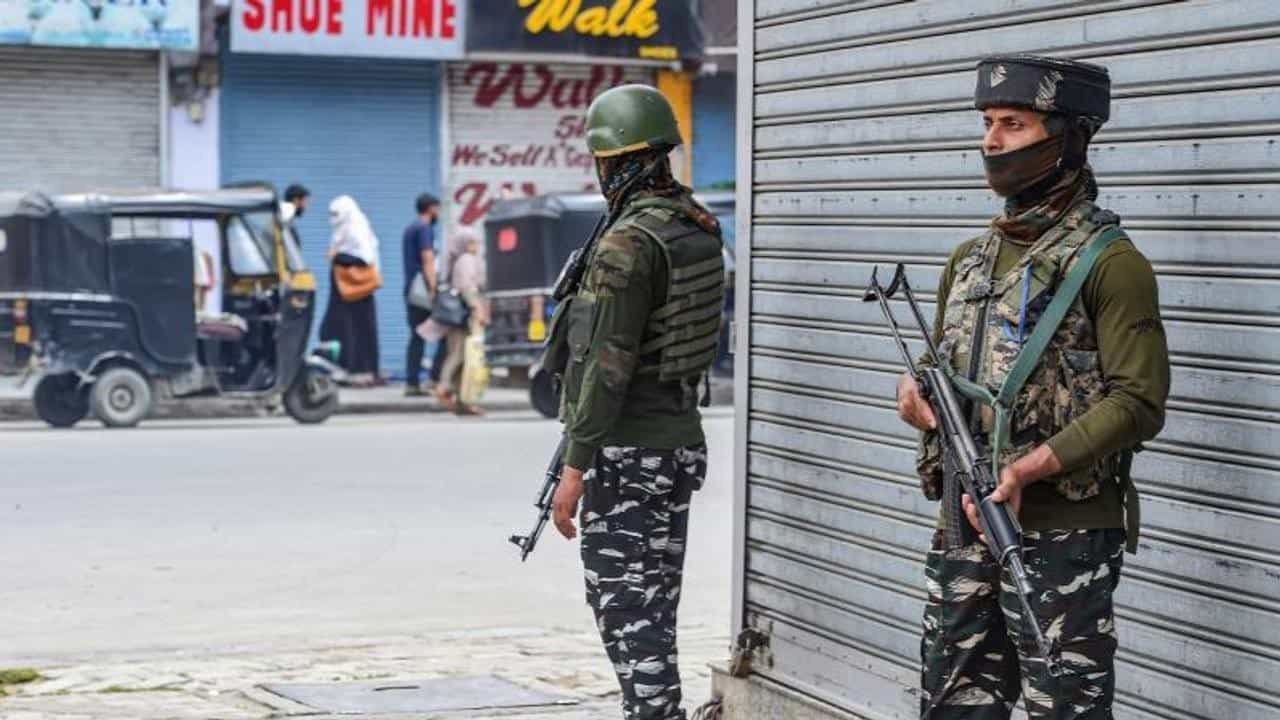 Terrorists Encounter: ಜಮ್ಮು ಮತ್ತು ಕಾಶ್ಮೀರದ ಕುಪ್ವಾರದಲ್ಲಿ ಇಬ್ಬರು ಉಗ್ರರ ಎನ್ಕೌಂಟರ್ Terrorists Encounter: ಜಮ್ಮು ಮತ್ತು ಕಾಶ್ಮೀರದ ಕುಪ್ವಾರದಲ್ಲಿ ಇಬ್ಬರು ಉಗ್ರರ ಎನ್ಕೌಂಟರ್