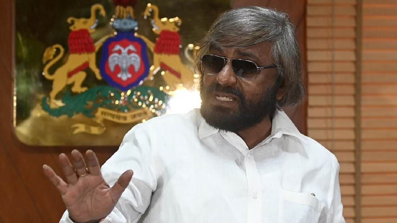 ಹುಲಿ ಉಗುರಿನ ವಿಚಾರಕ್ಕೆ ಕೇಂದ್ರದಿಂದ ಸುತ್ತೋಲೆ ಬಂದಿದೆ, ಈ ಬಗ್ಗೆ ಚರ್ಚೆ ಮಾಡಿ ತೀರ್ಮಾನಿಸುತ್ತೇವೆ -ಸಚಿವ ಈಶ್ವರ್ ಖಂಡ್ರೆ ಹುಲಿ ಉಗುರಿನ ವಿಚಾರಕ್ಕೆ ಕೇಂದ್ರದಿಂದ ಸುತ್ತೋಲೆ ಬಂದಿದೆ, ಈ ಬಗ್ಗೆ ಚರ್ಚೆ ಮಾಡಿ ತೀರ್ಮಾನಿಸುತ್ತೇವೆ -ಸಚಿವ ಈಶ್ವರ್ ಖಂಡ್ರೆ