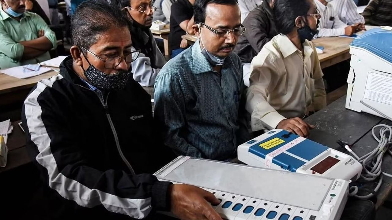 Poll of Polls: ಏನಿದು ಚುನಾವಣೋತ್ತರ ಸಮೀಕ್ಷೆ? ಎಕ್ಸಿಟ್ ಪೋಲ್ ಲೆಕ್ಕಾಚಾರ ಹೇಗಿರುತ್ತದೆ? Poll of Polls: ಏನಿದು ಚುನಾವಣೋತ್ತರ ಸಮೀಕ್ಷೆ? ಎಕ್ಸಿಟ್ ಪೋಲ್ ಲೆಕ್ಕಾಚಾರ ಹೇಗಿರುತ್ತದೆ?