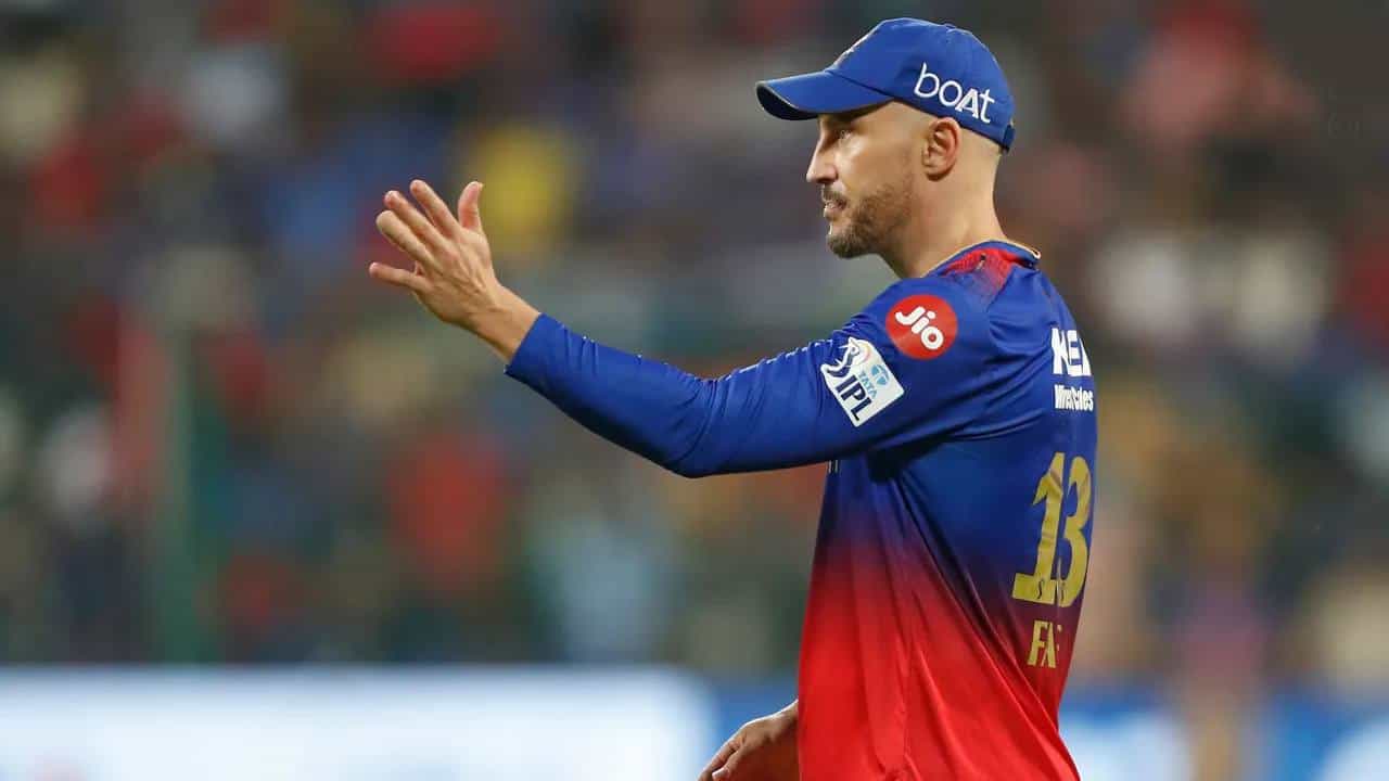 IPL 2024: ಬೆಂಗಳೂರಿನ ಚಿನ್ನಸ್ವಾಮಿ ಸ್ಟೇಡಿಯಂನಲ್ಲಿ ನಡೆದ ಗುಜರಾತ್ ಟೈಟಾನ್ಸ್ ವಿರುದ್ಧದ ಪಂದ್ಯದಲ್ಲಿ RCB ತಂಡದ ನಾಯಕ ಫಾಫ್ ಡುಪ್ಲೆಸಿಸ್ (Faf du plessis) ಹೊಸ ಇತಿಹಾಸ ಬರೆದಿದ್ದಾರೆ. ಅದು ಕೂಡ ಸ್ಪೋಟಕ ದಾಂಡಿಗ ಕ್ರಿಸ್ ಗೇಲ್ ಹೆಸರಿನಲ್ಲಿದ್ದ ದಶಕದ ದಾಖಲೆಯನ್ನು ಮುರಿಯುವ ಮೂಲಕ ಎಂಬುದು ವಿಶೇಷ.