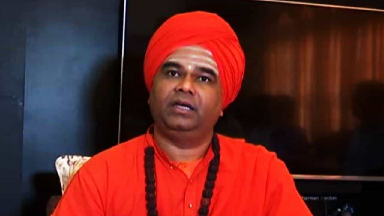 ಚುನಾವಣೆ ಭಾಷಣದ ವೇಳೆ ಎಡವಟ್ಟು; ದಿಂಗಾಲೇಶ್ವರ ಸ್ವಾಮೀಜಿ ವಿರುದ್ಧ ಎಫ್ಐಆರ್ ದಾಖಲು ಚುನಾವಣೆ ಭಾಷಣದ ವೇಳೆ ಎಡವಟ್ಟು; ದಿಂಗಾಲೇಶ್ವರ ಸ್ವಾಮೀಜಿ ವಿರುದ್ಧ ಎಫ್ಐಆರ್ ದಾಖಲು