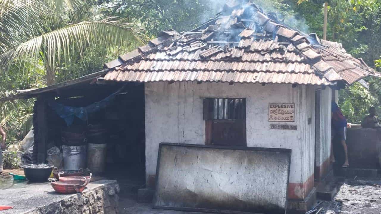 ಉಡುಪಿ: ಸಿಡಿಮದ್ದು ತಯಾರಿಕಾ ಘಟಕದಲ್ಲಿ ಸ್ಫೋಟ, ಇಬ್ಬರು ಮಹಿಳೆಯರಿಗೆ ಗಾಯ ಉಡುಪಿ: ಸಿಡಿಮದ್ದು ತಯಾರಿಕಾ ಘಟಕದಲ್ಲಿ ಸ್ಫೋಟ, ಇಬ್ಬರು ಮಹಿಳೆಯರಿಗೆ ಗಾಯ