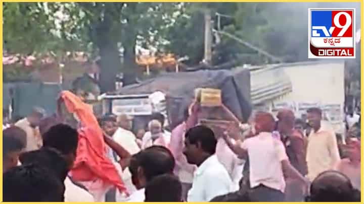 ಗದಗ: ತಲೆ ಮೇಲೆ ಪಟಾಕಿ ಹೊತ್ತುಕೊಂಡು ಪುಂಡಾಟ ಗದಗ: ತಲೆ ಮೇಲೆ ಪಟಾಕಿ ಹೊತ್ತುಕೊಂಡು ಪುಂಡಾಟ