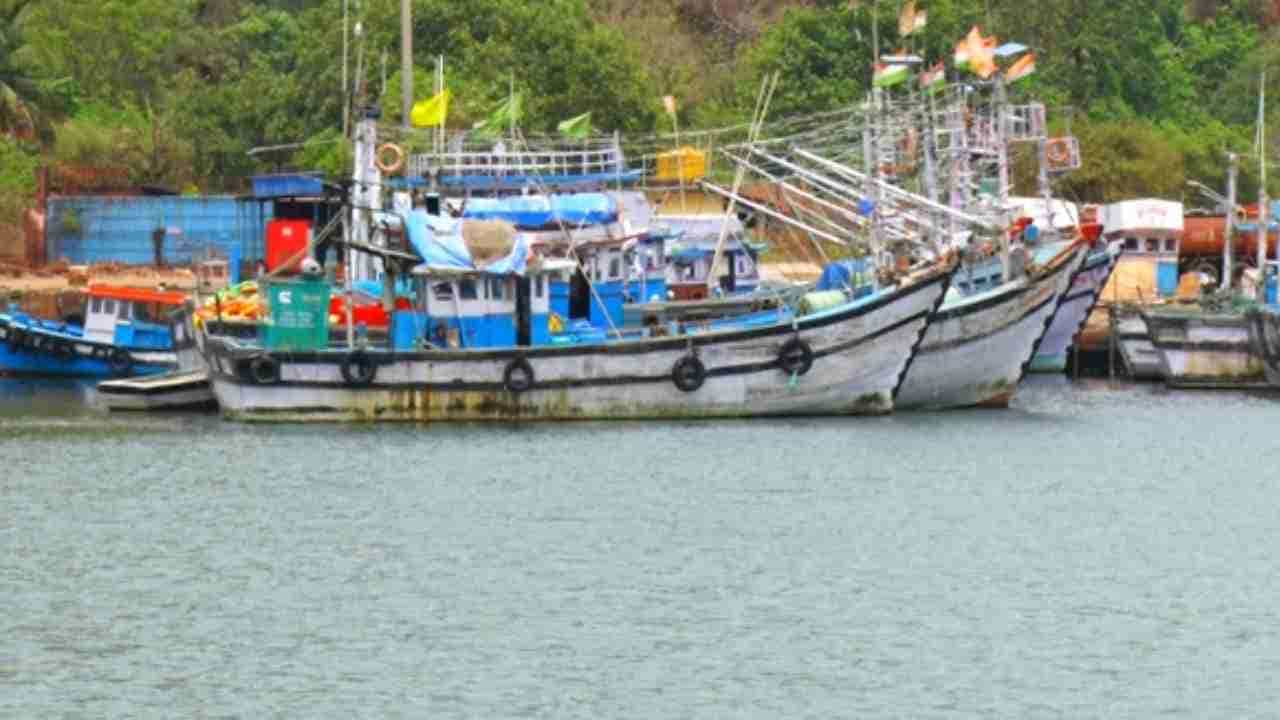ವಾಯುಭಾರ ಕುಸಿತ: 5 ದಿನ ಮೀನುಗಾರಿಕೆಗೆ ತೆರಳದಂತೆ ಉತ್ತರ ಕನ್ನಡ ಜಿಲ್ಲಾಡಳಿತ ಸೂಚನೆ ವಾಯುಭಾರ ಕುಸಿತ: 5 ದಿನ ಮೀನುಗಾರಿಕೆಗೆ ತೆರಳದಂತೆ ಉತ್ತರ ಕನ್ನಡ ಜಿಲ್ಲಾಡಳಿತ ಸೂಚನೆ