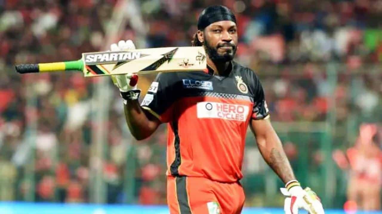 ರಾಯಲ್ ಚಾಲೆಂಜರ್ಸ್ ಬೆಂಗಳೂರು (RCB) ತಂಡದ ಮಾಜಿ ಆಟಗಾರ ಯೂನಿವರ್ಸ್ ಬಾಸ್ ಕ್ರಿಸ್ ಗೇಲ್ (Chris Gayle) ನಾನು ಮತ್ತೆ ಆರ್ಸಿಬಿ ಪರ ಕಣಕ್ಕಿಳಿಯಲು ರೆಡಿ ಎಂದಿದ್ದಾರೆ. ಆರ್ಸಿಬಿ ತಂಡವು ಪ್ಲೇಆಫ್ ಪ್ರವೇಶಿಸಿದ ಖುಷಿಯಲ್ಲಿ ಮಾತನಾಡಿದ ಗೇಲ್ ಮತ್ತೊಮ್ಮೆ ರಾಯಲ್ ಚಾಲೆಂಜರ್ಸ್ ಬೆಂಗಳೂರು ಪರ ಆಡುವ ಇಚ್ಛೆ ವ್ಯಕ್ತಪಡಿಸಿದ್ದಾರೆ.