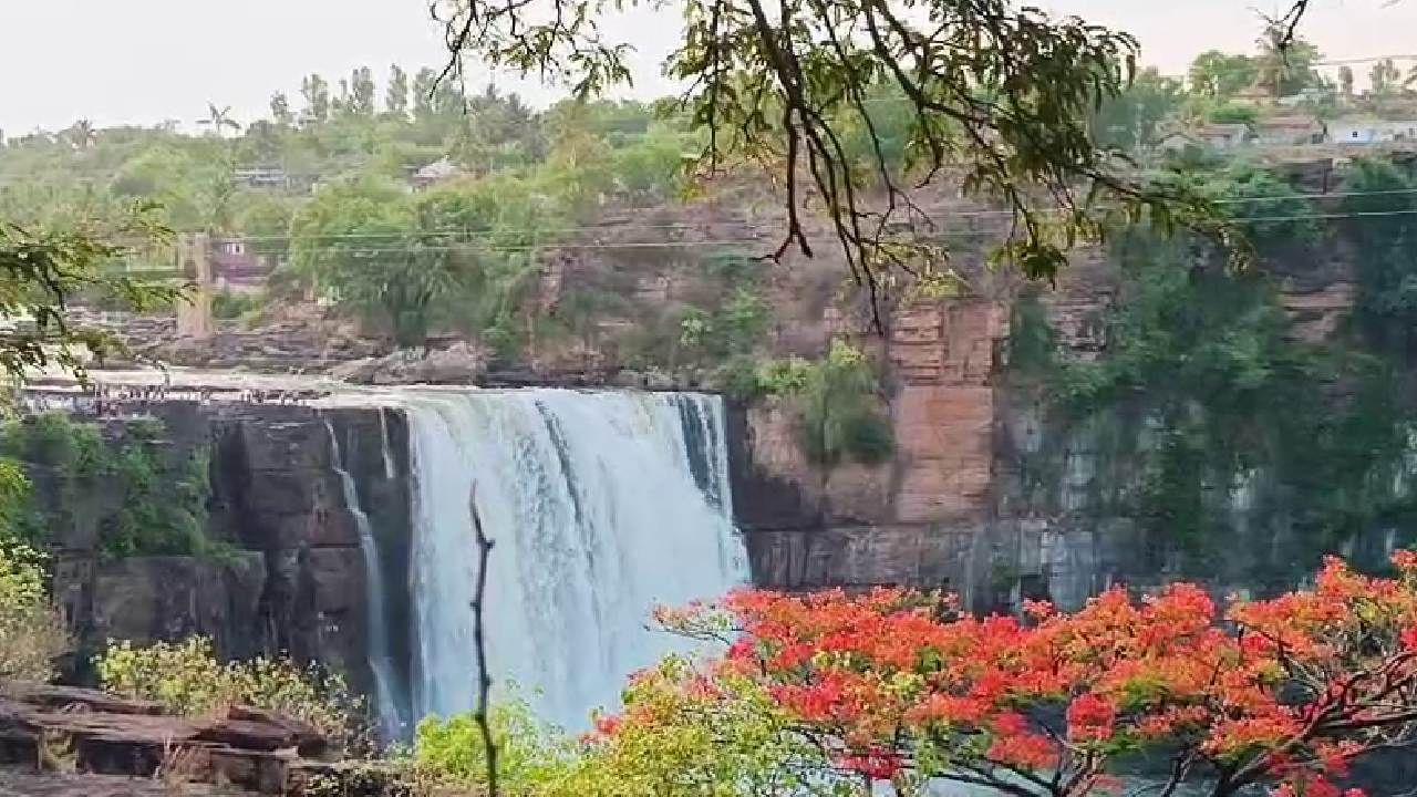 ಬೇಸಿಗೆಯಲ್ಲೂ ಮೈತುಂಬಿ ಹರಿಯುತ್ತಿದೆ ಗೋಕಾಕ್ ಫಾಲ್ಸ್, ಪ್ರವಾಸಿಗರ ದಂಡು