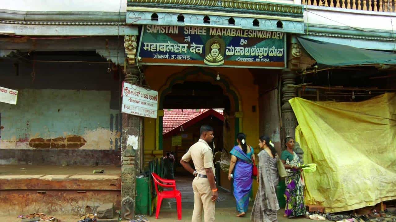 ಶಿಥಿಲಗೊಂಡ ಗೋಕರ್ಣ ಮಹಾಬಲೇಶ್ವರ ದೇವಸ್ಥಾನ ದ್ವಾರದ ಕಟ್ಟಡ; ನವೀಕರಣಕ್ಕೆ ಪುರಾತತ್ವ ಇಲಾಖೆಯಿಂದ ಸಿಗುತ್ತಿಲ್ಲ ಅನುಮತಿ ಶಿಥಿಲಗೊಂಡ ಗೋಕರ್ಣ ಮಹಾಬಲೇಶ್ವರ ದೇವಸ್ಥಾನ ದ್ವಾರದ ಕಟ್ಟಡ; ನವೀಕರಣಕ್ಕೆ ಪುರಾತತ್ವ ಇಲಾಖೆಯಿಂದ ಸಿಗುತ್ತಿಲ್ಲ ಅನುಮತಿ