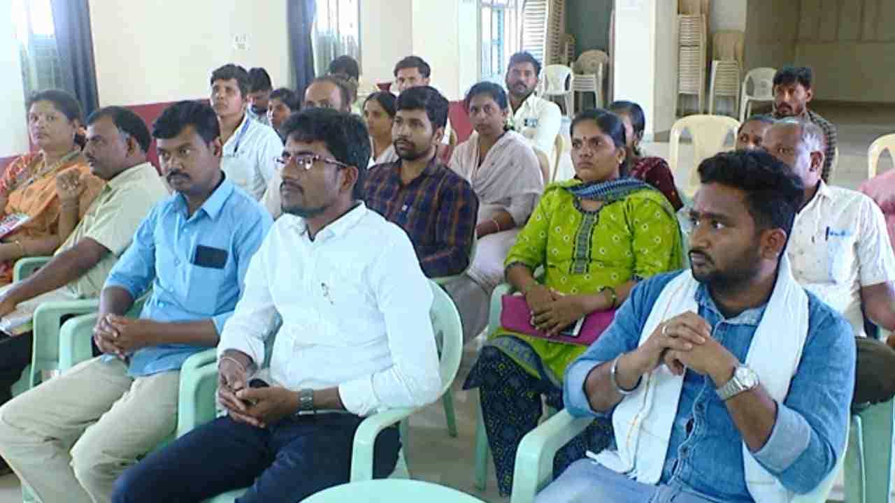 ಹೊರಗುತ್ತಿಗೆಯಲ್ಲಿ ಮೀಸಲಾತಿ ತರಲು ಮುಂದಾದ ಸರ್ಕಾರ: ಆರೋಗ್ಯ ಇಲಾಖೆ ನೌಕರರ ವಿರೋಧ ಏಕೆ? ಹೊರಗುತ್ತಿಗೆಯಲ್ಲಿ ಮೀಸಲಾತಿ ತರಲು ಮುಂದಾದ ಸರ್ಕಾರ: ಆರೋಗ್ಯ ಇಲಾಖೆ ನೌಕರರ ವಿರೋಧ ಏಕೆ?