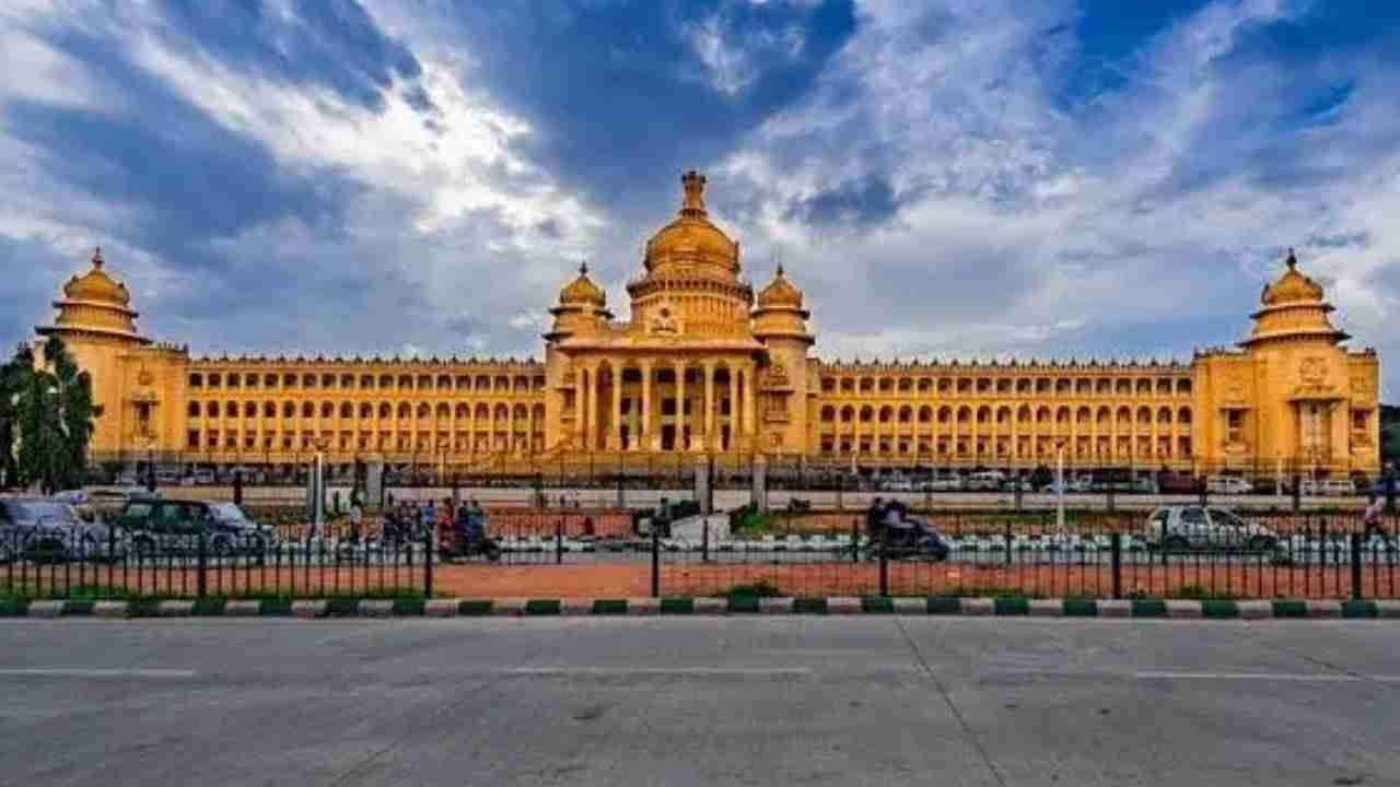 ಜೂನ್ 3ರಂದು ವಿಧಾನ ಪರಿಷತ್ ಚುನಾವಣೆ: ಪದವೀಧರ ಮತದಾರರು ಮತ್ತು ಶಿಕ್ಷಕರಿಗೆ ವಿಶೇಷ ರಜೆ ಜೂನ್ 3ರಂದು ವಿಧಾನ ಪರಿಷತ್ ಚುನಾವಣೆ: ಪದವೀಧರ ಮತದಾರರು ಮತ್ತು ಶಿಕ್ಷಕರಿಗೆ ವಿಶೇಷ ರಜೆ