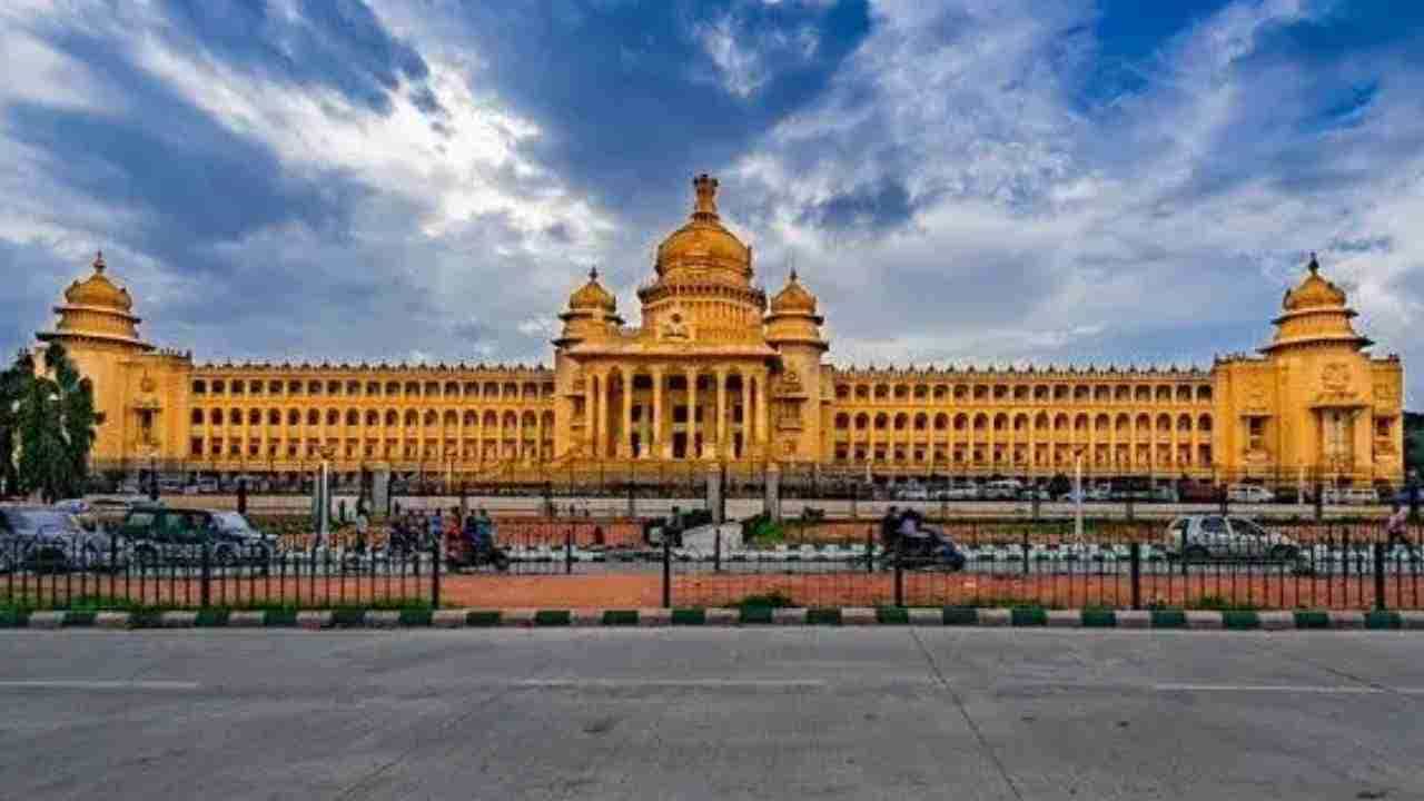 ಜೂನ್ 3ರಂದು ವಿಧಾನ ಪರಿಷತ್ ಚುನಾವಣೆ: ಪದವೀಧರ ಮತದಾರರು ಮತ್ತು ಶಿಕ್ಷಕರಿಗೆ ವಿಶೇಷ ರಜೆ ಜೂನ್ 3ರಂದು ವಿಧಾನ ಪರಿಷತ್ ಚುನಾವಣೆ: ಪದವೀಧರ ಮತದಾರರು ಮತ್ತು ಶಿಕ್ಷಕರಿಗೆ ವಿಶೇಷ ರಜೆ