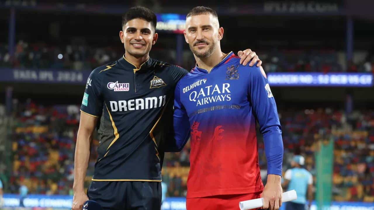 ಐಪಿಎಲ್ನ (IPL 2024) 52ನೇ ಪಂದ್ಯದಲ್ಲಿ ರಾಯಲ್ ಚಾಲೆಂಜರ್ಸ್ ಬೆಂಗಳೂರು (RCB) ತಂಡ ಪವರ್ಪ್ಲೇನಲ್ಲಿ ಪವರ್ಫುಲ್ ದಾಖಲೆ ಬರೆದಿದೆ. ಬೆಂಗಳೂರಿನ ಚಿನ್ನಸ್ವಾಮಿ ಸ್ಟೇಡಿಯಂನಲ್ಲಿ ನಡೆದ ಗುಜರಾತ್ ಟೈಟಾನ್ಸ್ ವಿರುದ್ಧದ ಈ ಪಂದ್ಯದಲ್ಲಿ ಟಾಸ್ ಗೆದ್ದ ಆರ್ಸಿಬಿ ತಂಡದ ನಾಯಕ ಫಾಫ್ ಡುಪ್ಲೆಸಿಸ್ ಬೌಲಿಂಗ್ ಆಯ್ದುಕೊಂಡಿದ್ದರು.