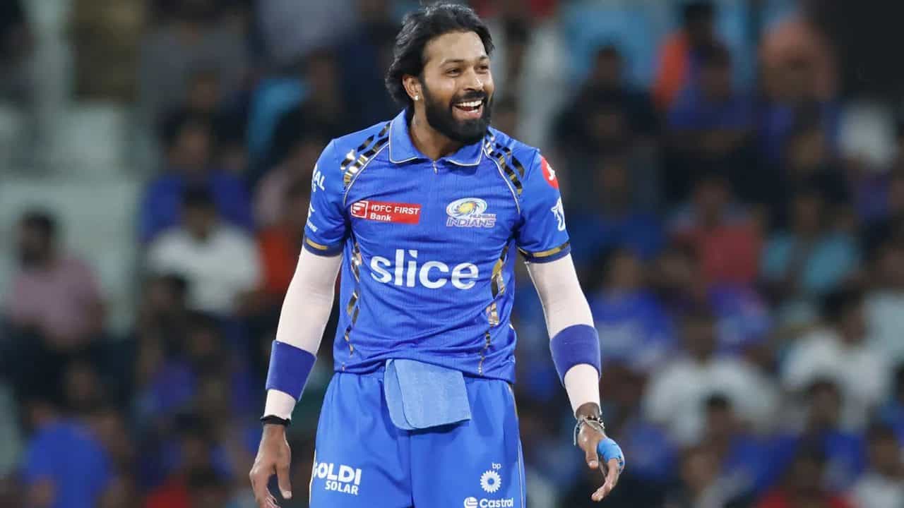 ಇಂಡಿಯನ್ ಪ್ರೀಮಿಯರ್ ಲೀಗ್ನ (IPL 2024) 48ನೇ ಪಂದ್ಯದಲ್ಲಿ ಸ್ಲೋ ಓವರ್ ರೇಟ್ ತಪ್ಪು ಮಾಡಿದಕ್ಕಾಗಿ ಮುಂಬೈ ಇಂಡಿಯನ್ಸ್ ತಂಡದ ನಾಯಕ ಹಾರ್ದಿಕ್ ಪಾಂಡ್ಯಗೆ (Hardik Pandya) 24 ಲಕ್ಷ ರೂ. ದಂಡ ವಿಧಿಸಲಾಗಿದೆ. ಲಕ್ನೋ ಸೂಪರ್ ಜೈಂಟ್ಸ್ ವಿರುದ್ಧದ ಪಂದ್ಯದಲ್ಲಿ ಮುಂಬೈ ಇಂಡಿಯನ್ಸ್ ನಿಗದಿತ ಸಮಯದೊಳಗೆ 20 ಓವರ್ಗಳನ್ನು ಪೂರ್ಣಗೊಳಿಸಿರಲಿಲ್ಲ.
