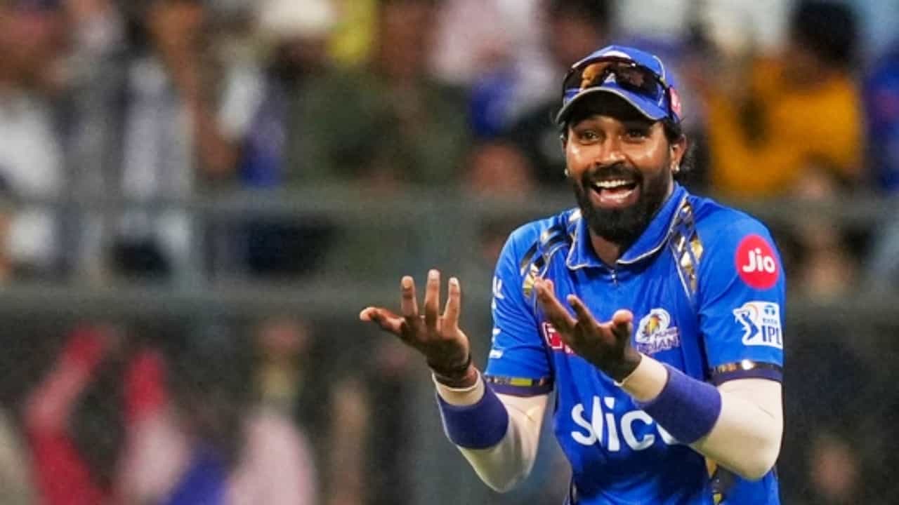 ಇಂಡಿಯನ್ ಪ್ರೀಮಿಯರ್ ಲೀಗ್ (IPL 2025) ಸೀಸನ್ 18ಕ್ಕಾಗಿ ಎಲ್ಲಾ ತಂಡಗಳು ಸಿದ್ಧಗೊಂಡಿದೆ. ಅದರಲ್ಲೂ ಮುಂಬೈ ಇಂಡಿಯನ್ಸ್ ಫ್ರಾಂಚೈಸಿ ಬಲಿಷ್ಠ ಪಡೆಯನ್ನು ರೂಪಿಸಿದೆ. ಈ ತಂಡವನ್ನು ಹಾರ್ದಿಕ್ ಪಾಂಡ್ಯ ಮುನ್ನಡೆಸಲಿದ್ದಾರೆ. ಆದರೆ ಮೊದಲ ಮ್ಯಾಚ್ನಲ್ಲಿ ಪಾಂಡ್ಯಗೆ ಕಣಕ್ಕಿಳಿಯಲು ಸಾಧ್ಯವಾಗುವುದಿಲ್ಲ.