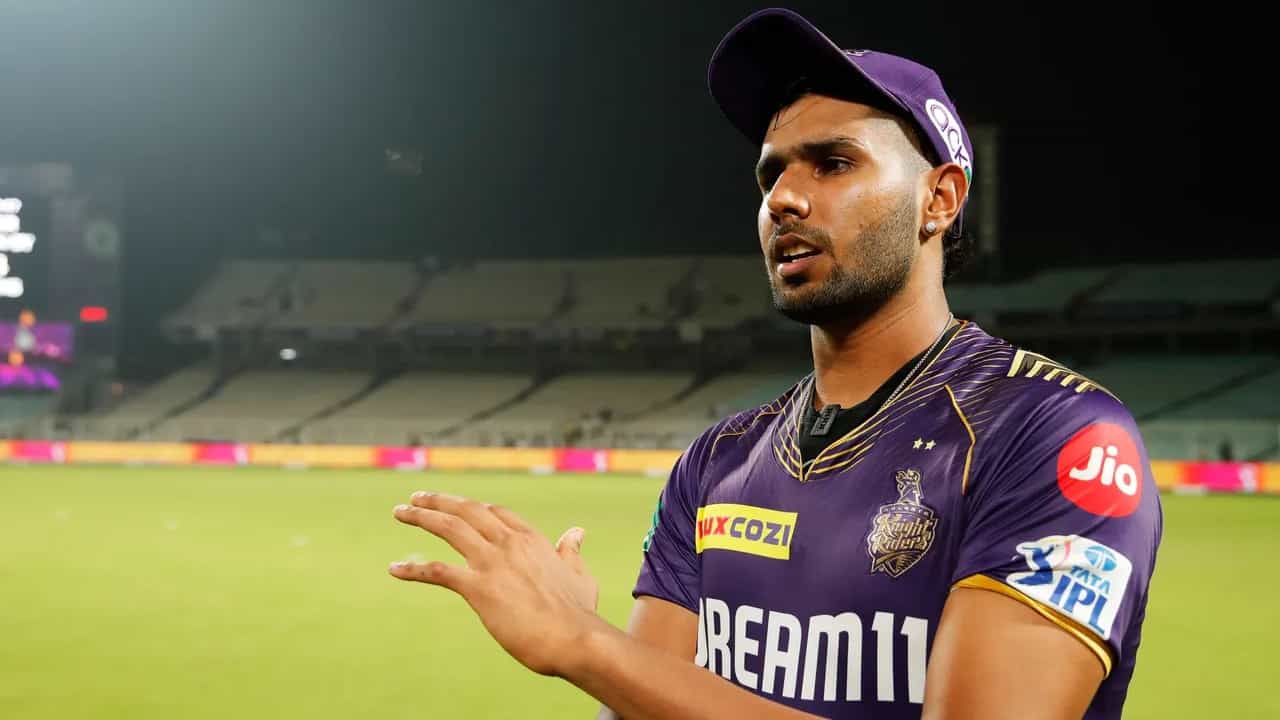 IPL 2024: ಕೊಲ್ಕತ್ತಾ ನೈಟ್ ರೈಡರ್ಸ್ ತಂಡದ ಯುವ ವೇಗಿ ಹರ್ಷಿತ್ ರಾಣಾ (Harshit Rana) ಮತ್ತೆ ಮೈದಾನಕ್ಕಿಳಿದಿದ್ದಾರೆ. ಆದರೆ ಈ ಬಾರಿ ಫುಲ್ ಸೈಲೆಂಟ್ ಆಗಿ ಎಂಬುದಷ್ಟೇ ವ್ಯತ್ಯಾಸ. ಅಂದರೆ ಈ ಬಾರಿಯ ಐಪಿಎಲ್ನಲ್ಲಿ ಅತ್ಯುತ್ತಮ ಬೌಲಿಂಗ್ ಪ್ರದರ್ಶನ ನೀಡಿದ್ದ ರಾಣಾ ಸುದ್ದಿಯಾಗಿದ್ದು ಮಾತ್ರ ದಂಡದ ಶಿಕ್ಷೆಯಿಂದ.