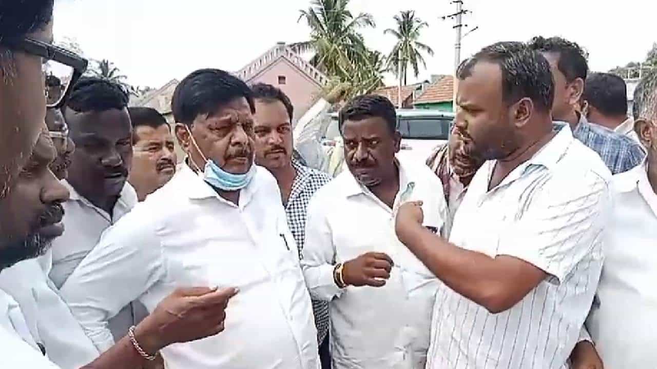 ಸಿಎಂ ಸಿದ್ದರಾಮಯ್ಯ ಕ್ಷೇತ್ರದಲ್ಲಿ ಕಲುಷಿತ ನೀರು ಸೇವಿಸಿ 114 ಮಂದಿ ಅಸ್ವಸ್ಥ, ಮೂವರಿಗೆ ಕಾಲರ ಸಿಎಂ ಸಿದ್ದರಾಮಯ್ಯ ಕ್ಷೇತ್ರದಲ್ಲಿ ಕಲುಷಿತ ನೀರು ಸೇವಿಸಿ 114 ಮಂದಿ ಅಸ್ವಸ್ಥ, ಮೂವರಿಗೆ ಕಾಲರ