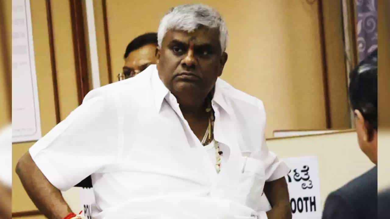 ಮೇ 20ಕ್ಕೆ ಜಾಮೀನು ಆದೇಶ ಕಾಯ್ದಿರಿಸಿದ ಕೋರ್ಟ್, ನಿರಾಸೆಯಿಂದ ಮನೆಯತ್ತ ಹೆಜ್ಜೆ ಹಾಕಿದ ರೇವಣ್ಣ ಮೇ 20ಕ್ಕೆ ಜಾಮೀನು ಆದೇಶ ಕಾಯ್ದಿರಿಸಿದ ಕೋರ್ಟ್, ನಿರಾಸೆಯಿಂದ ಮನೆಯತ್ತ ಹೆಜ್ಜೆ ಹಾಕಿದ ರೇವಣ್ಣ