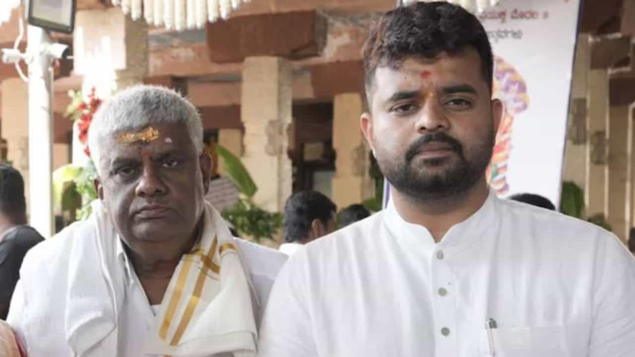 ಪ್ರಜ್ವಲ್ ವಿರುದ್ಧದ ಆರೋಪಗಳೇನು, ರೇವಣ್ಣ ಬಂಧನವಾಗಿದ್ದೇಕೆ? ಇಲ್ಲಿದೆ ಪ್ರಕರಣದ ಎಲ್ಲ ಆರೋಪಿಗಳ ಕೇಸ್ ಹಿಸ್ಟ್ರಿ ಪ್ರಜ್ವಲ್ ವಿರುದ್ಧದ ಆರೋಪಗಳೇನು, ರೇವಣ್ಣ ಬಂಧನವಾಗಿದ್ದೇಕೆ? ಇಲ್ಲಿದೆ ಪ್ರಕರಣದ ಎಲ್ಲ ಆರೋಪಿಗಳ ಕೇಸ್ ಹಿಸ್ಟ್ರಿ
