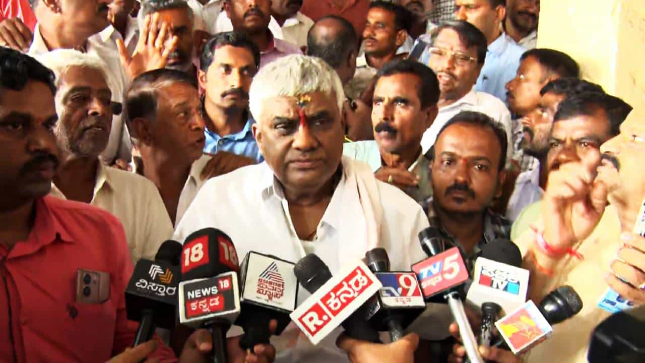 ನನಗೆ ದೇವರ ಆಶೀರ್ವಾದ ಇದೆ, ಜಿಲ್ಲೆಯ ಜನರು ಆತಂಕಪಡುವ ಅವಶ್ಯಕತೆ ಇಲ್ಲ; ಹೆಚ್ಡಿ ರೇವಣ್ಣ ನನಗೆ ದೇವರ ಆಶೀರ್ವಾದ ಇದೆ, ಜಿಲ್ಲೆಯ ಜನರು ಆತಂಕಪಡುವ ಅವಶ್ಯಕತೆ ಇಲ್ಲ; ಹೆಚ್ಡಿ ರೇವಣ್ಣ