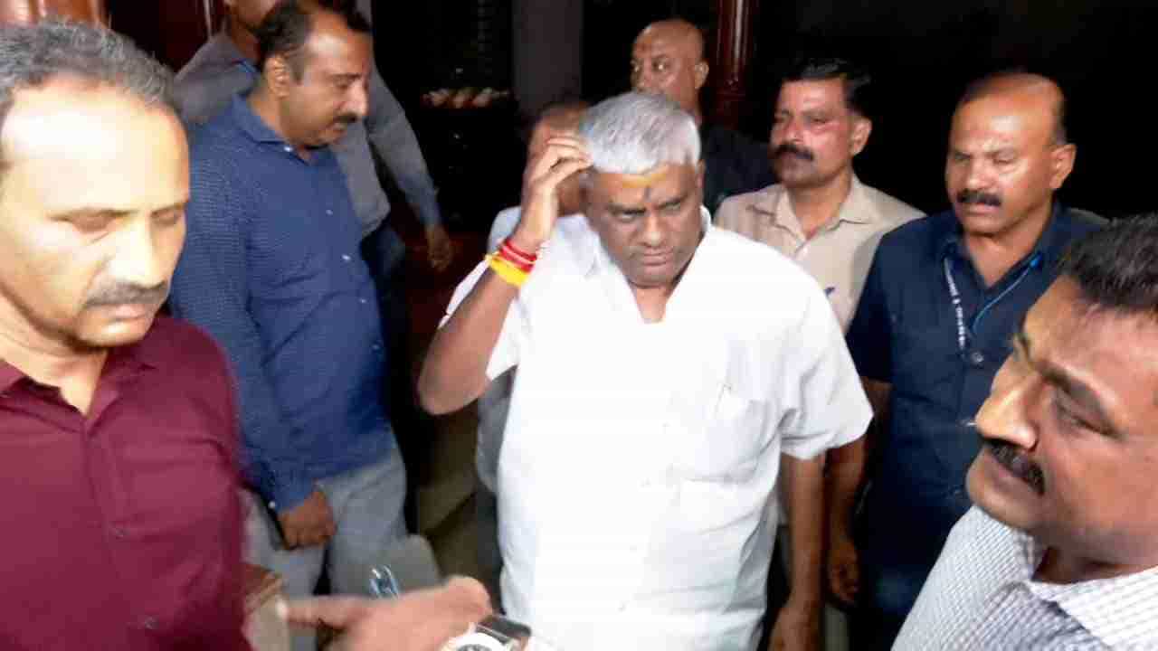 ಜೆಡಿಎಸ್ ಶಾಸಕ ಹೆಚ್ಡಿ ರೇವಣ್ಣ ಬಂಧನವಾಗಿದ್ದು ಯಾವ ಕೇಸ್ನಲ್ಲಿ? ಇಲ್ಲಿದೆ ಸಂಪೂರ್ಣ ಮಾಹಿತಿ ಜೆಡಿಎಸ್ ಶಾಸಕ ಹೆಚ್ಡಿ ರೇವಣ್ಣ ಬಂಧನವಾಗಿದ್ದು ಯಾವ ಕೇಸ್ನಲ್ಲಿ? ಇಲ್ಲಿದೆ ಸಂಪೂರ್ಣ ಮಾಹಿತಿ
