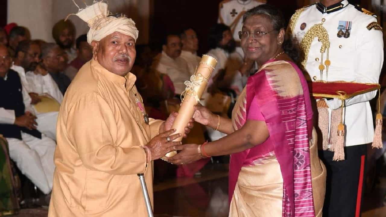 ನಕ್ಸಲರಿಂದ ಬೆದರಿಕೆ; ಪದ್ಮಶ್ರೀ ಪ್ರಶಸ್ತಿ ವಾಪಾಸ್ ನೀಡಲು ವೈದ್ಯ ಹೇಮಚಂದ್ ಮಾಂಝಿ ನಿರ್ಧಾರ