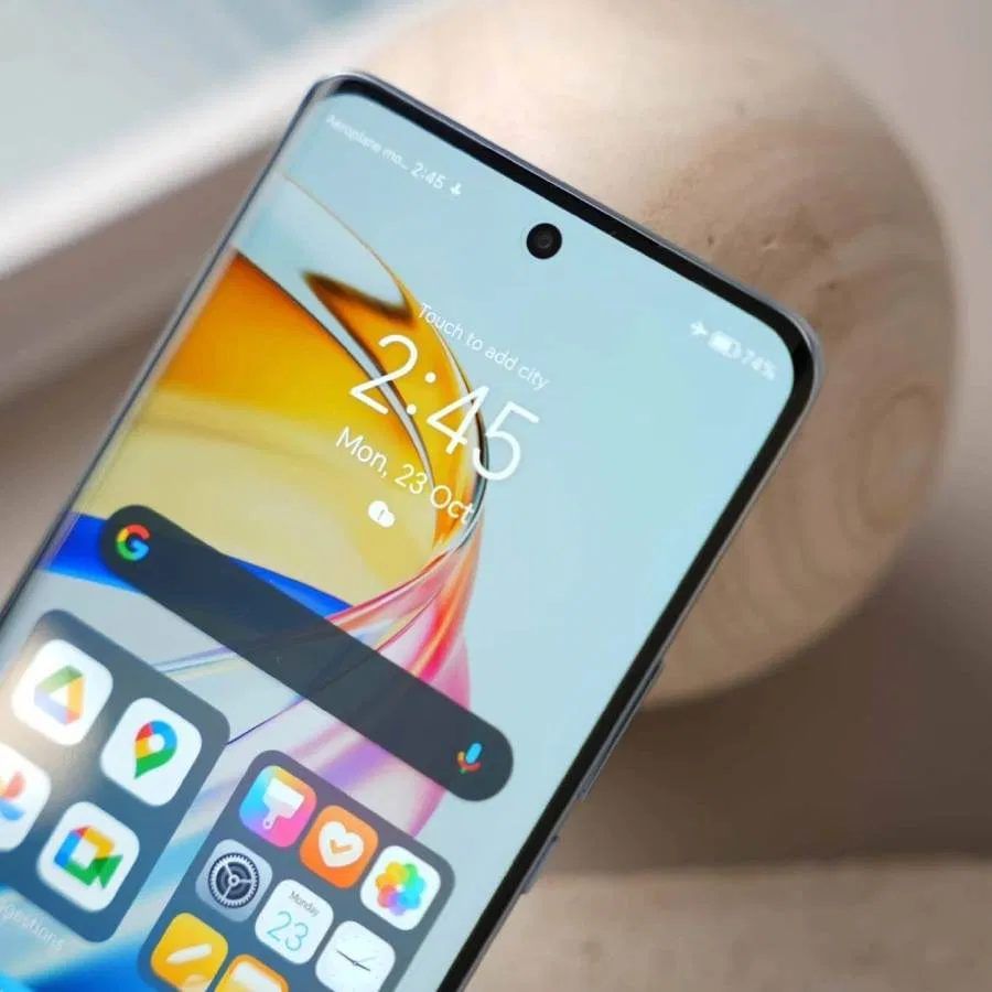 ಡ್ಯುಯಲ್-ಸಿಮ್ (ನ್ಯಾನೋ) ಹಾನರ್ X9b ಮ್ಯಾಜಿಕ್ OS 7.2 ಜೊತೆಗೆ ಆಂಡ್ರಾಯ್ಡ್ 13 ನಲ್ಲಿ ಕಾರ್ಯನಿರ್ವಹಿಸುತ್ತದೆ. ಇದು 120Hz ರಿಫ್ರೆಶ್ ದರದೊಂದಿಗೆ 6.78-ಇಂಚಿನ 1.5K (1,200x2,652 ಪಿಕ್ಸೆಲ್‌ಗಳು) ಬಾಗಿದ AMOLED ಡಿಸ್​ಪ್ಲೇ ಹೊಂದಿದೆ. ಇದರಲ್ಲಿ ಅಲ್ಟ್ರಾ-ಬೌನ್ಸ್ ಆಂಟಿ ಡ್ರಾಪ್ ಡಿಸ್ಪ್ಲೇ ತಂತ್ರಜ್ಞಾನವನ್ನು ನೀಡಲಾಗಿದೆ. 8GB LPDDR4X RAM ಜೊತೆಗೆ ಕ್ವಾಲ್ಕಂನ 4nm ಸ್ನಾಪ್‌ಡ್ರಾಗನ್ 6 Gen 1 ಚಿಪ್‌ನಲ್ಲಿ ಕಾರ್ಯನಿರ್ವಹಿಸುತ್ತದೆ.