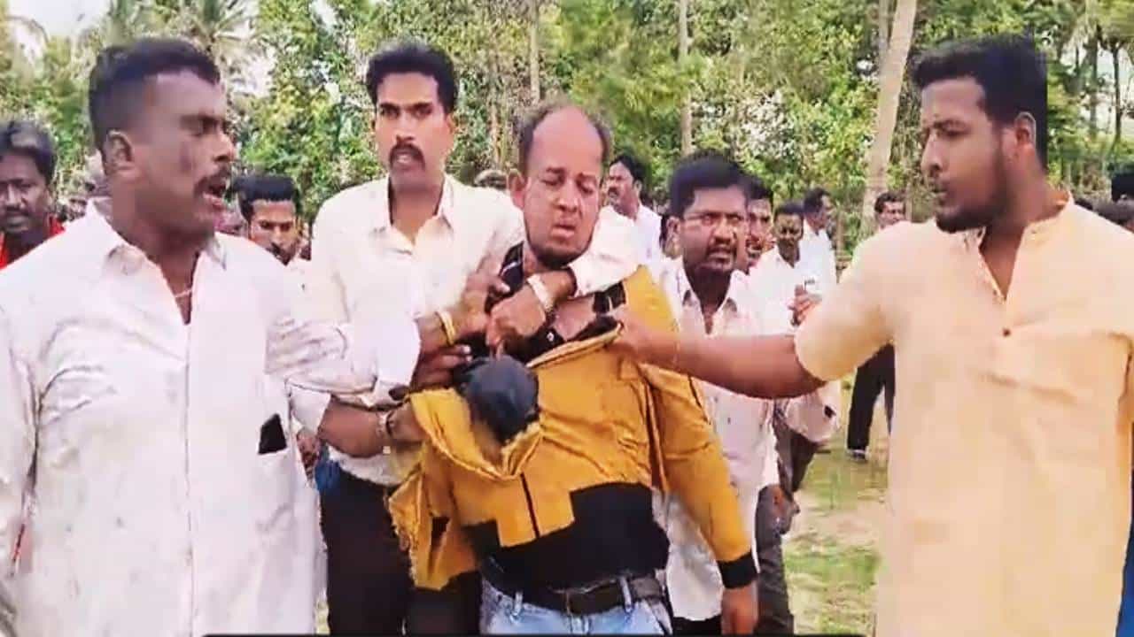 ಮದ್ವೆಯಲ್ಲಿ ಮಹಿಳೆಯ ಚಿನ್ನದ ಸರಕ್ಕೆ ಕೈ ಹಾಕಿದ ಕಳ್ಳನಿಗೆ ಬಿತ್ತು ಧರ್ಮದೇಟು ಮದ್ವೆಯಲ್ಲಿ ಮಹಿಳೆಯ ಚಿನ್ನದ ಸರಕ್ಕೆ ಕೈ ಹಾಕಿದ ಕಳ್ಳನಿಗೆ ಬಿತ್ತು ಧರ್ಮದೇಟು